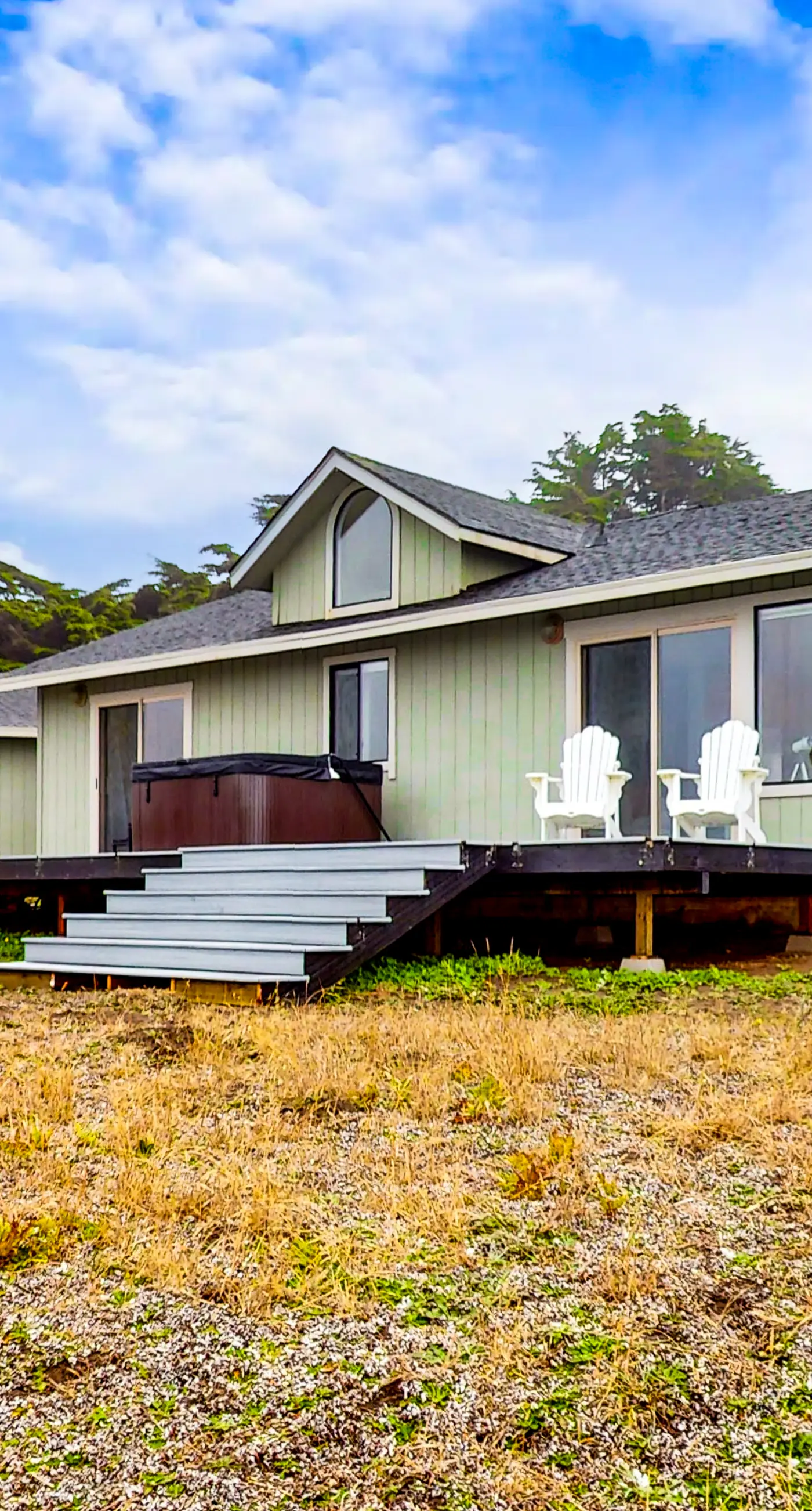 Ocean views with Abundant Wildlife and Hot Tub