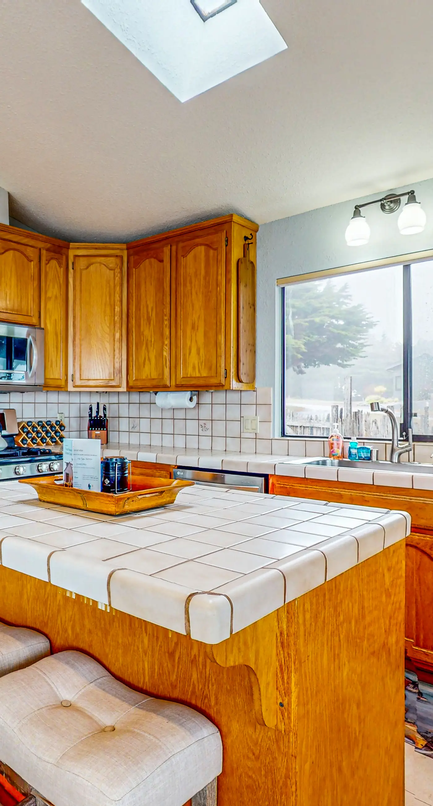 Ocean views with Abundant Wildlife and Hot Tub