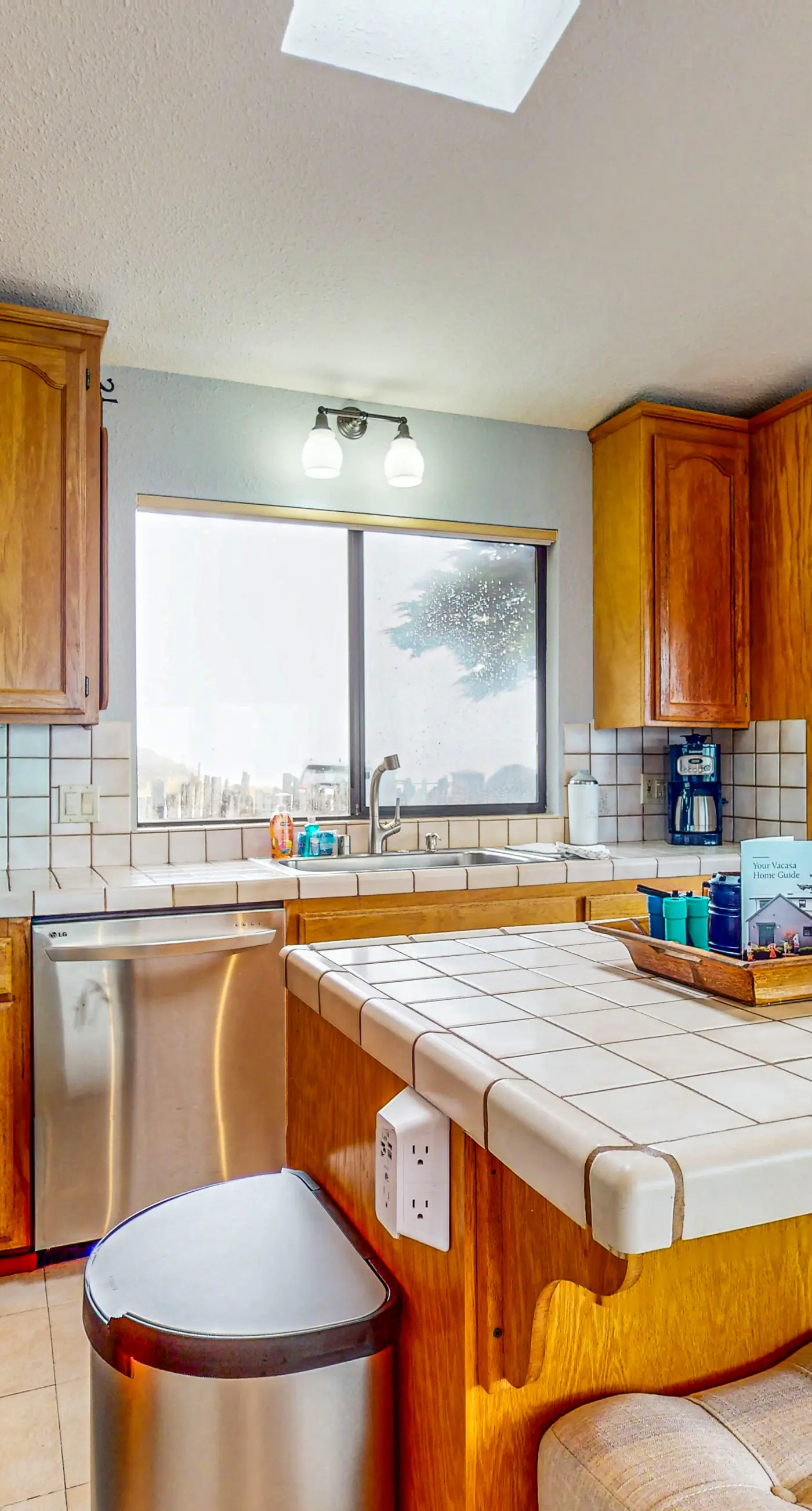 Ocean views with Abundant Wildlife and Hot Tub