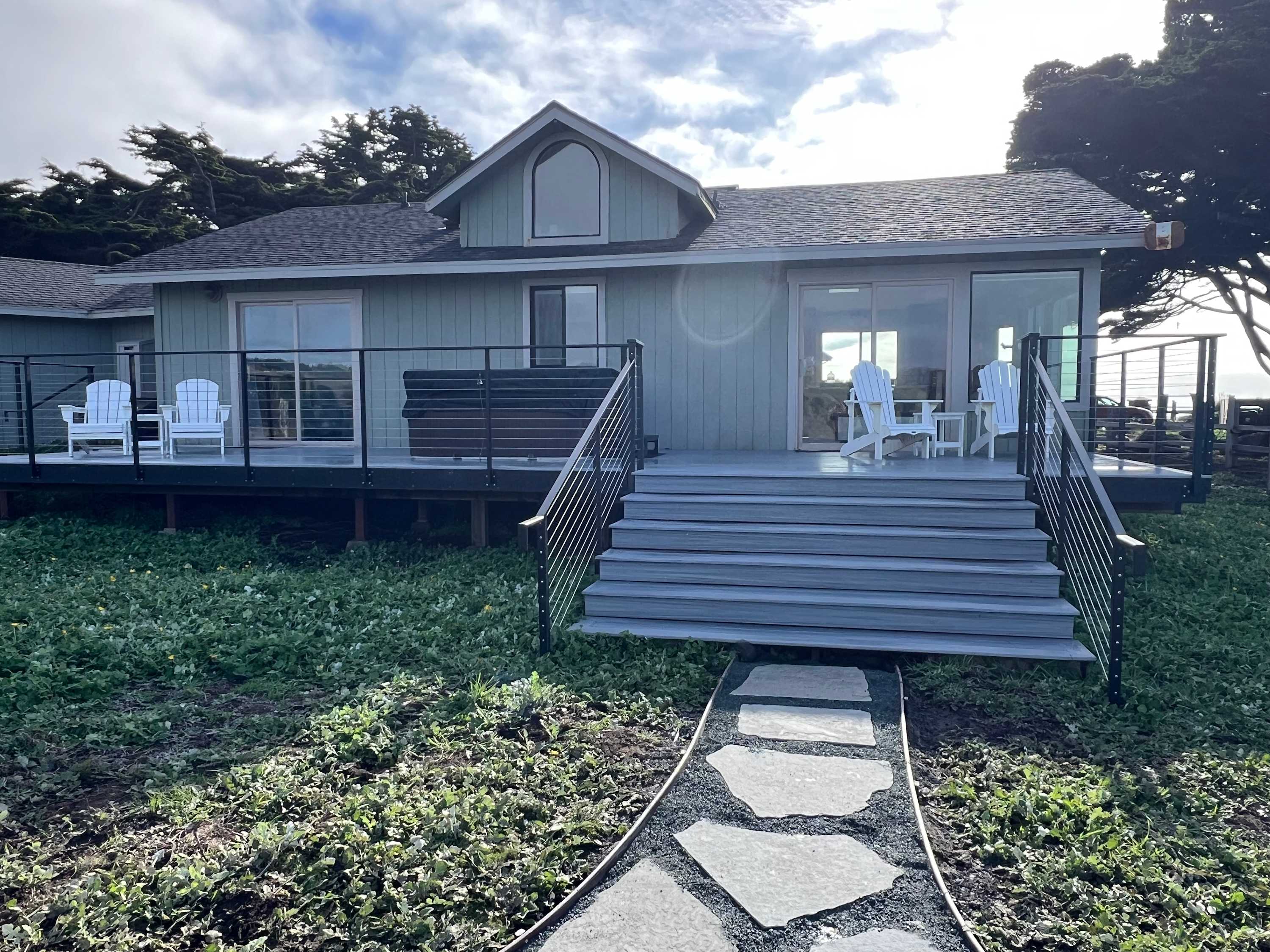 Ocean views with Abundant Wildlife and Hot Tub