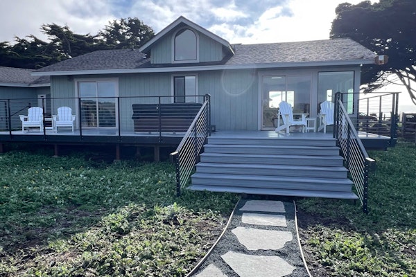 Ocean views with Abundant Wildlife and Hot Tub