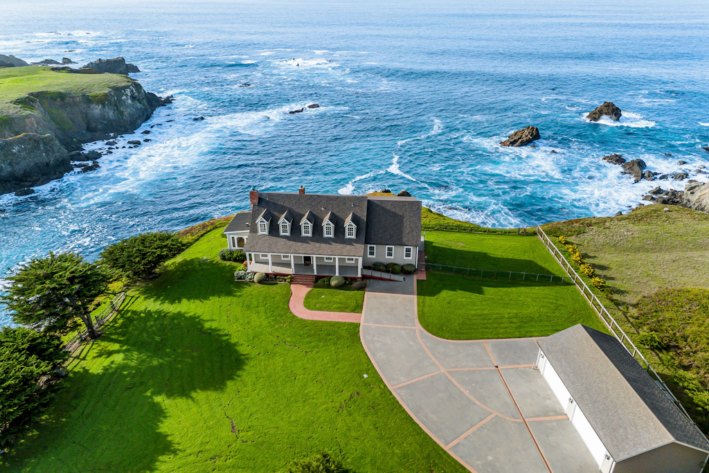 Oceantfront Estate with Luxury Kitchen & Game Room