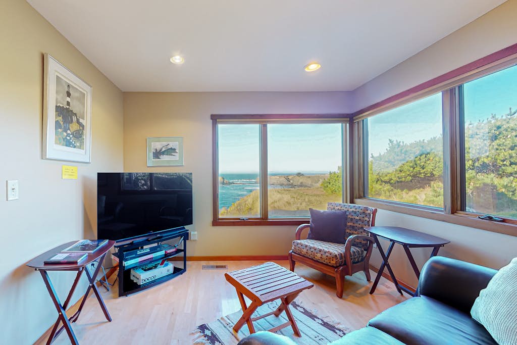 Oceanfront Retreat Close to Activities & the Beach