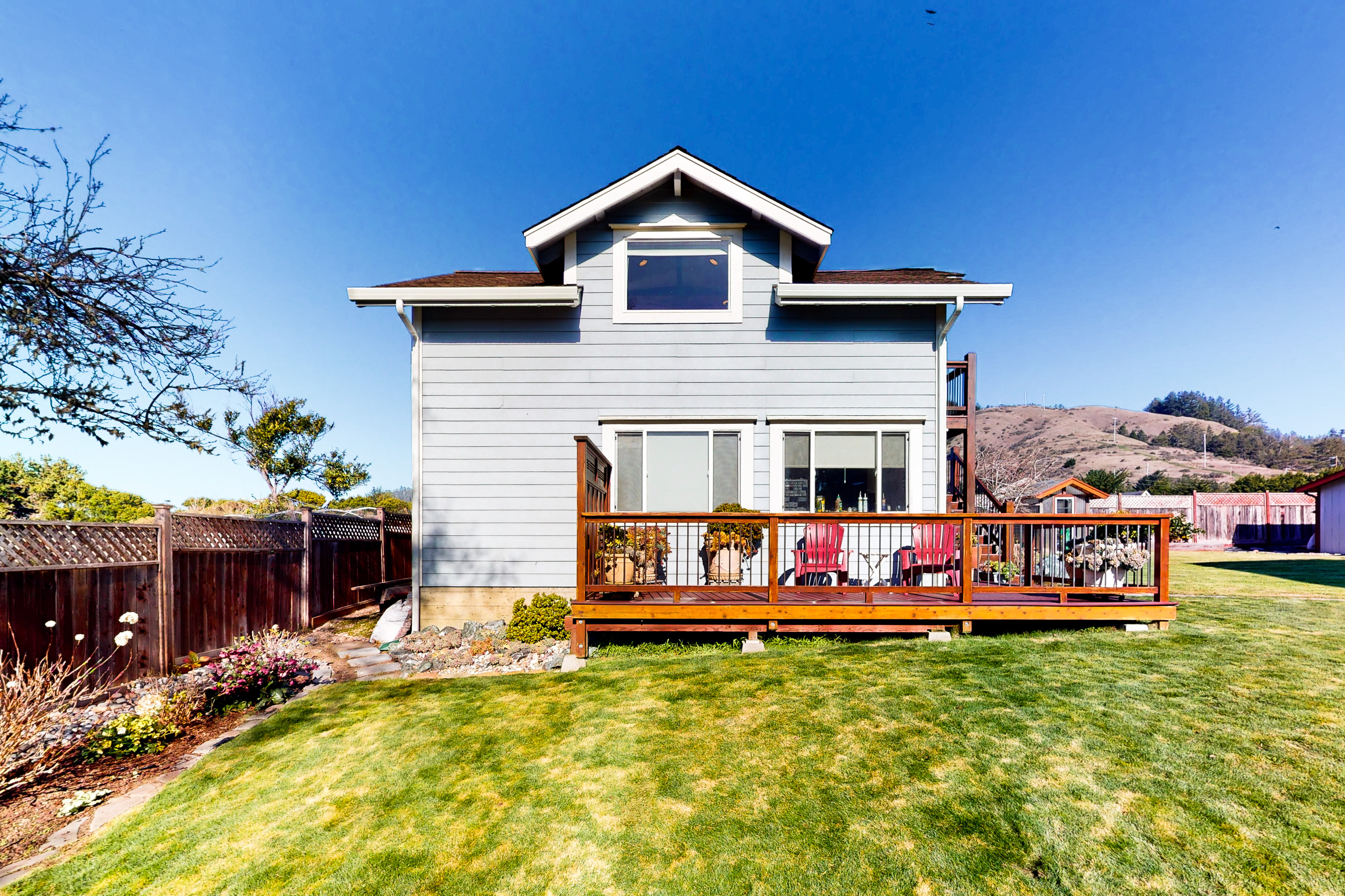 Oceanview Studio - Beach, Fireplace & Deck