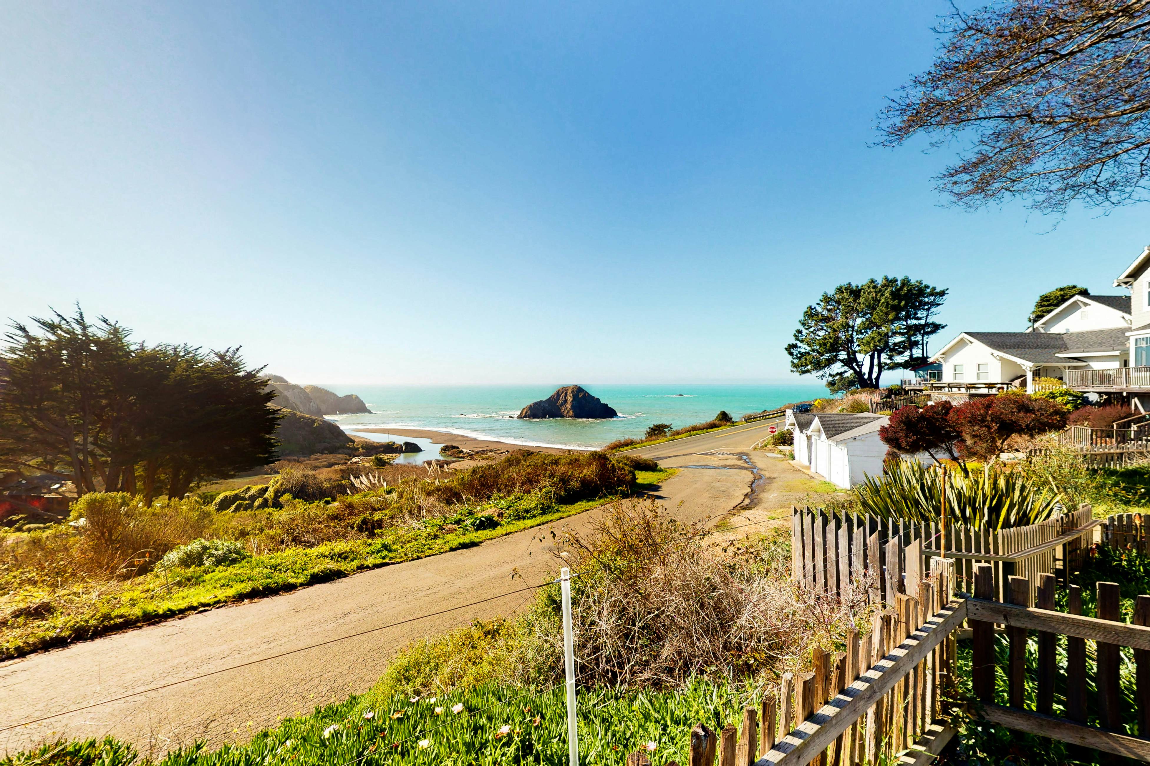 Oceanview Studio: Beach, Fireplace, Kitchen & Deck