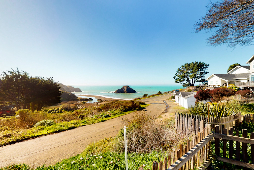 Oceanview Studio - Beach, Fireplace & Deck