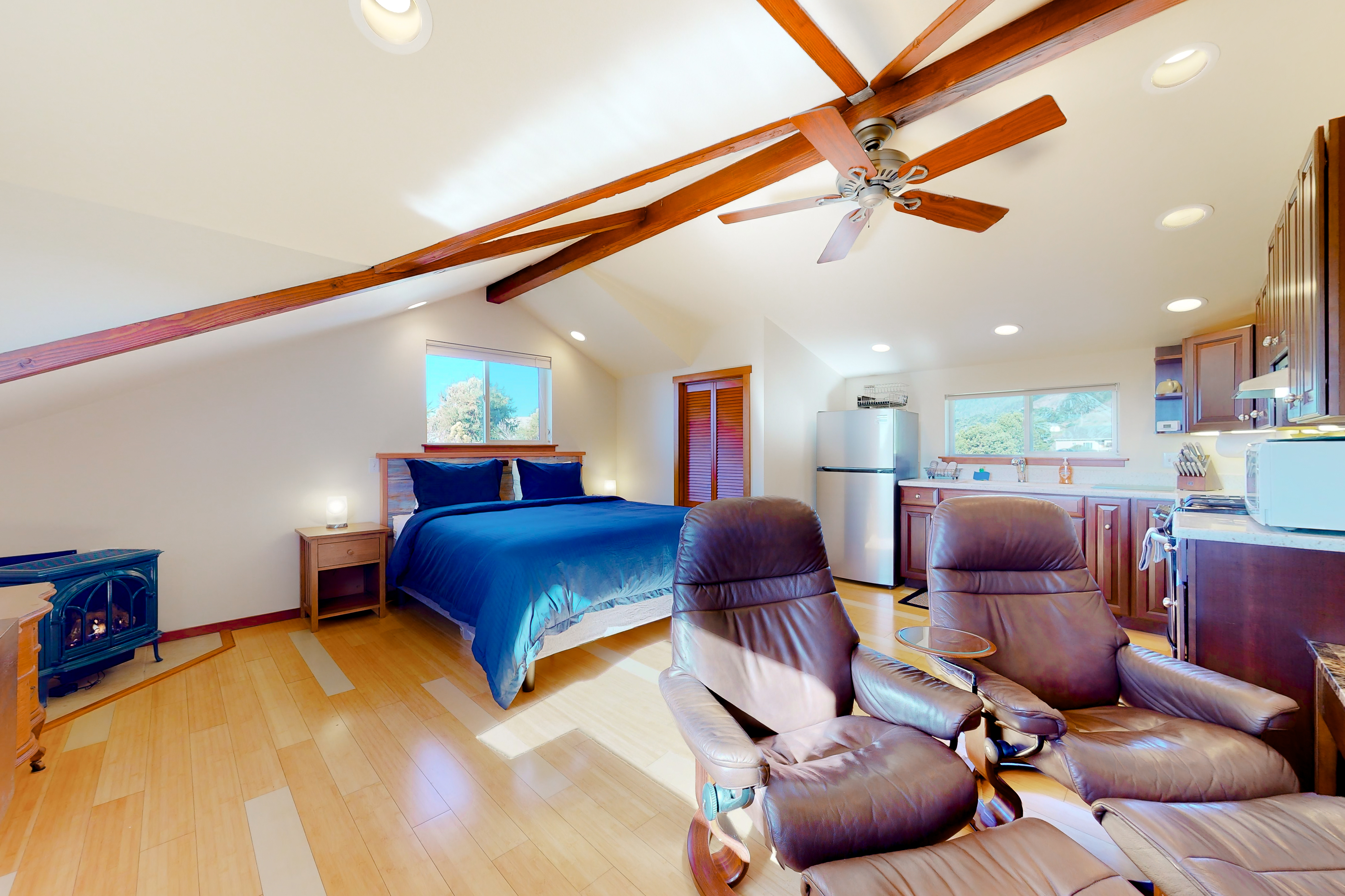 Oceanview Studio - Beach, Fireplace & Deck