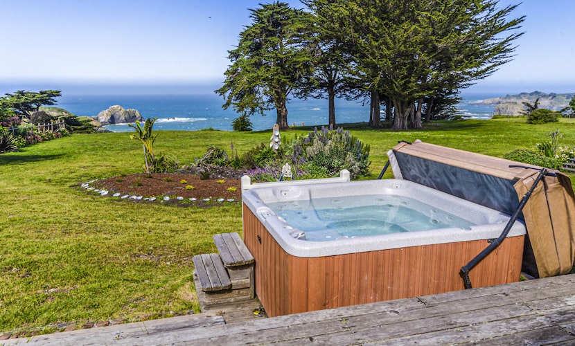 Large Oceanfront Bluff Home - Hot Tub, Kids Room