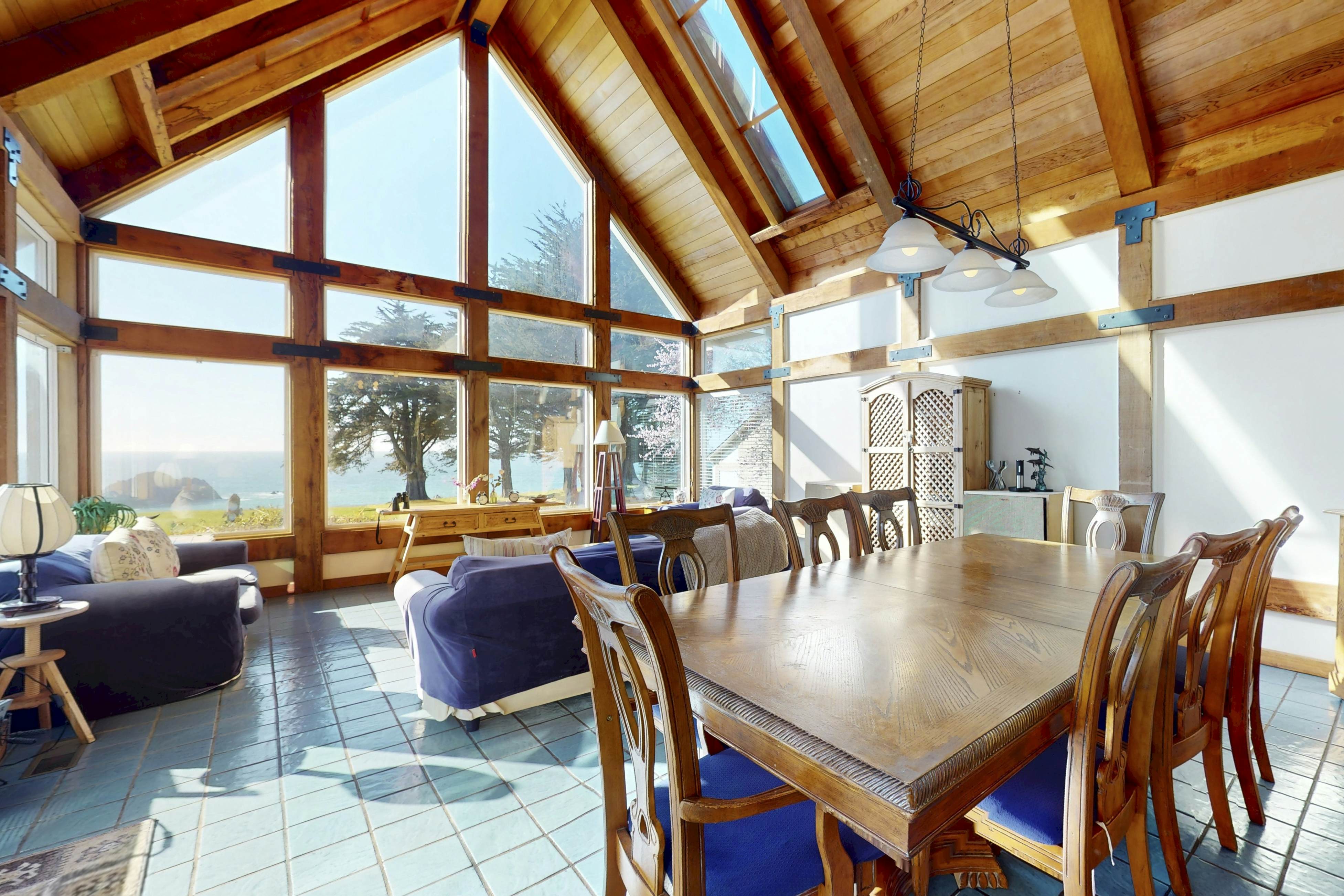 Oceanfront home: Hot Tub, Views & Entertainment