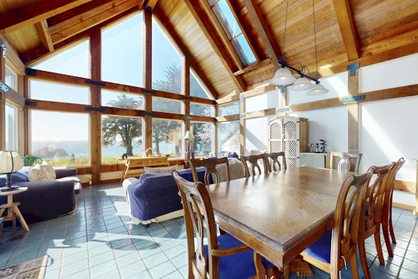 Large Oceanfront Bluff Home - Hot Tub, Kids Room