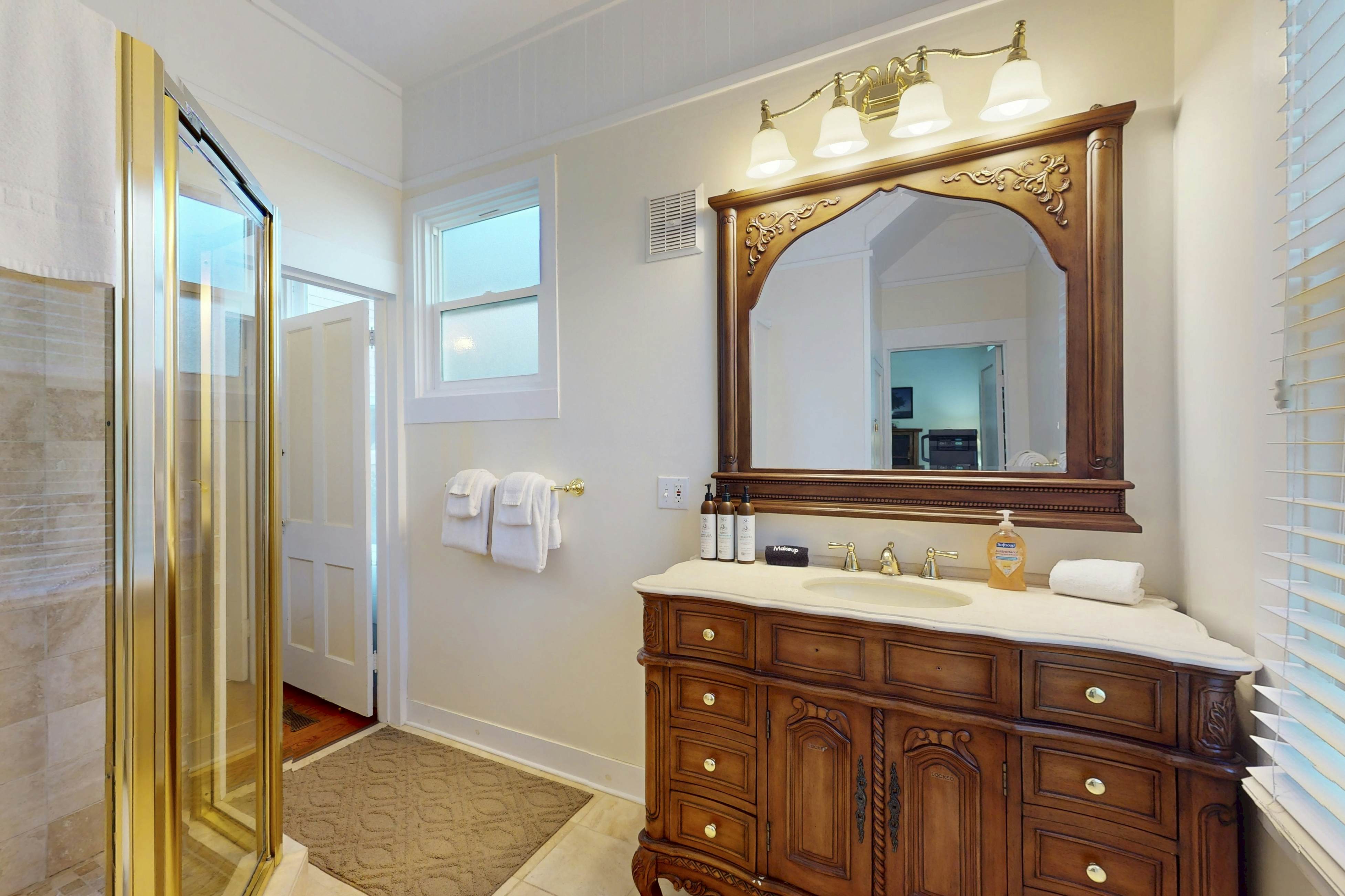 Oceanfront home: Hot Tub, Views & Entertainment