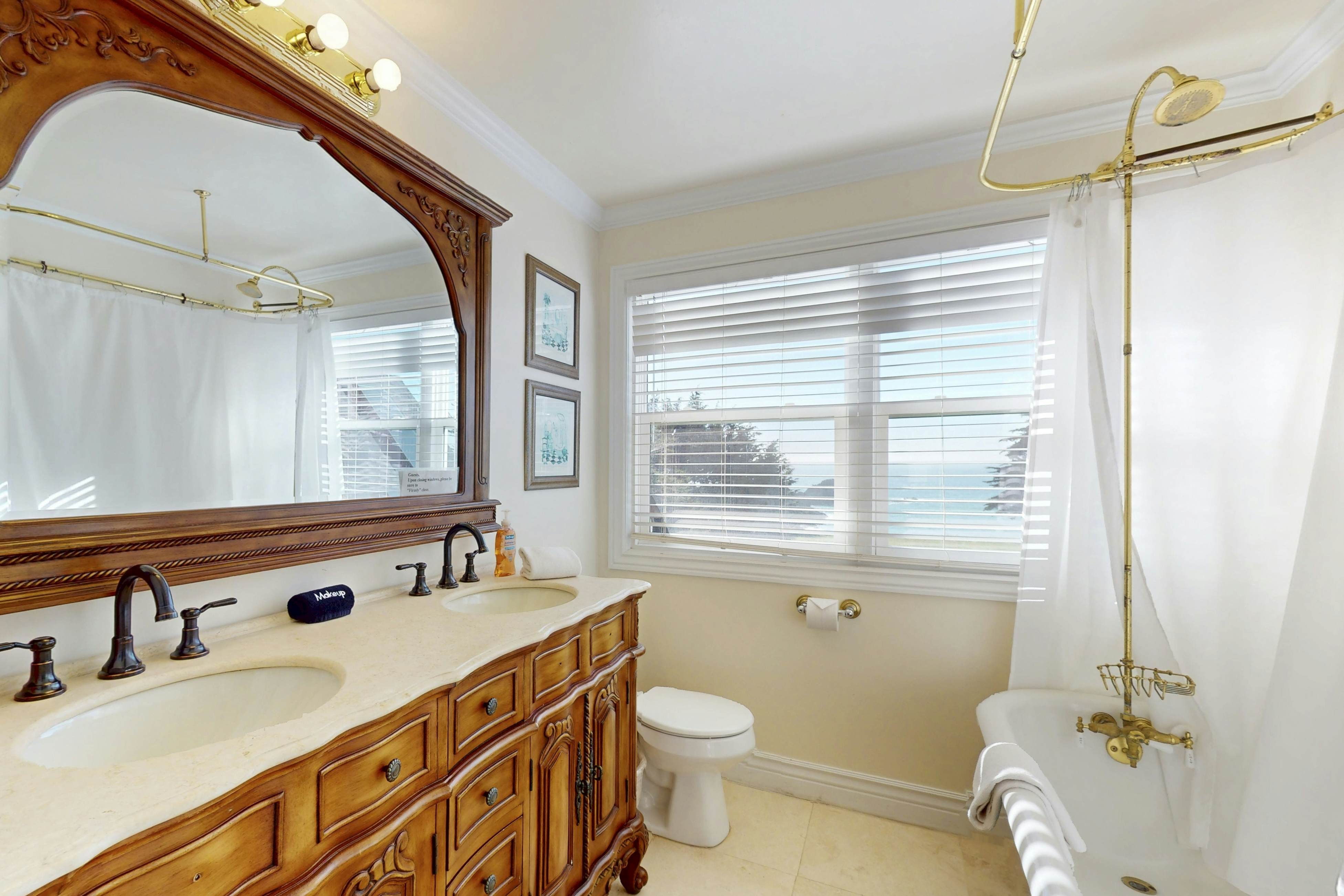 Oceanfront home: Hot Tub, Views & Entertainment