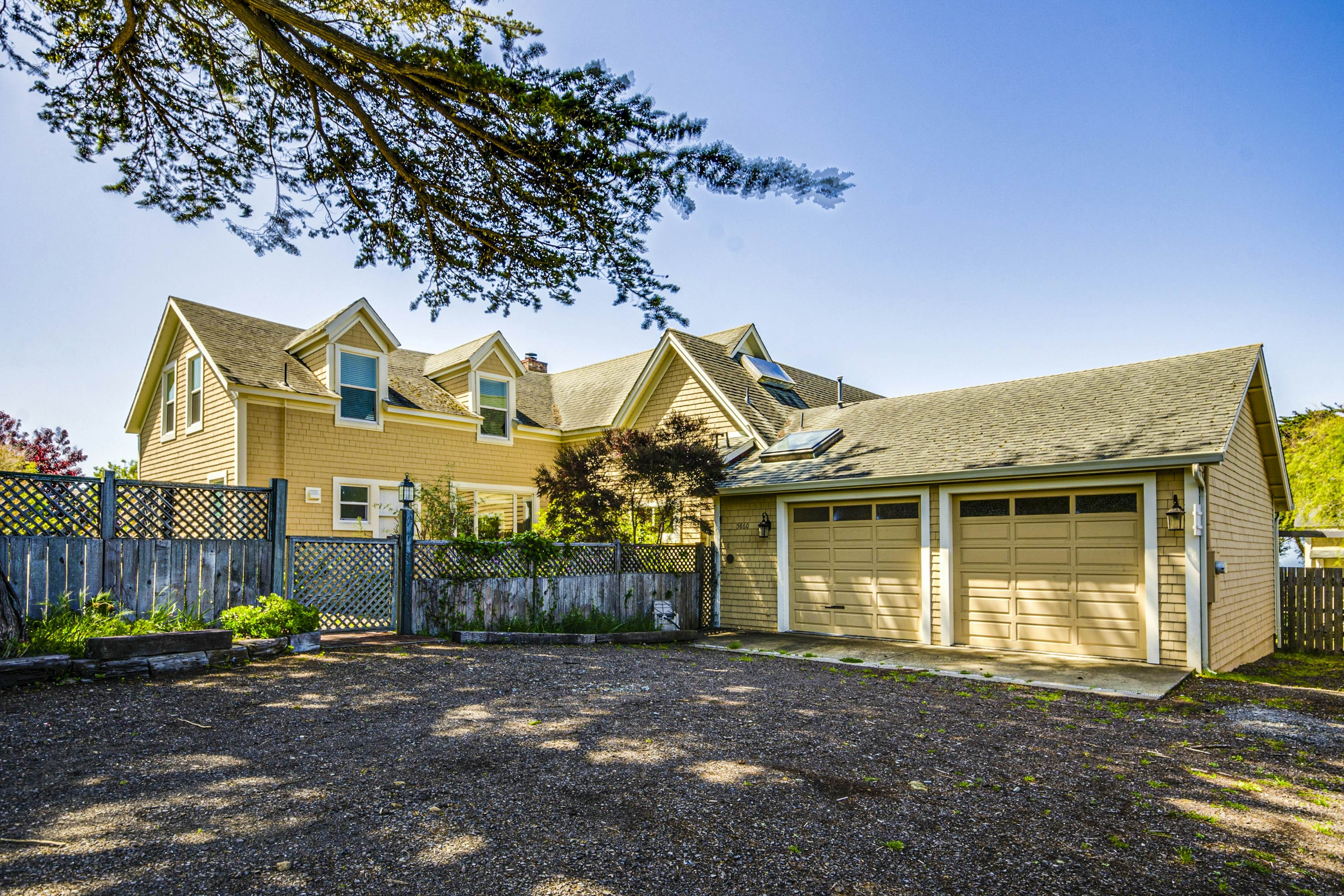Oceanfront home: Hot Tub, Views & Entertainment