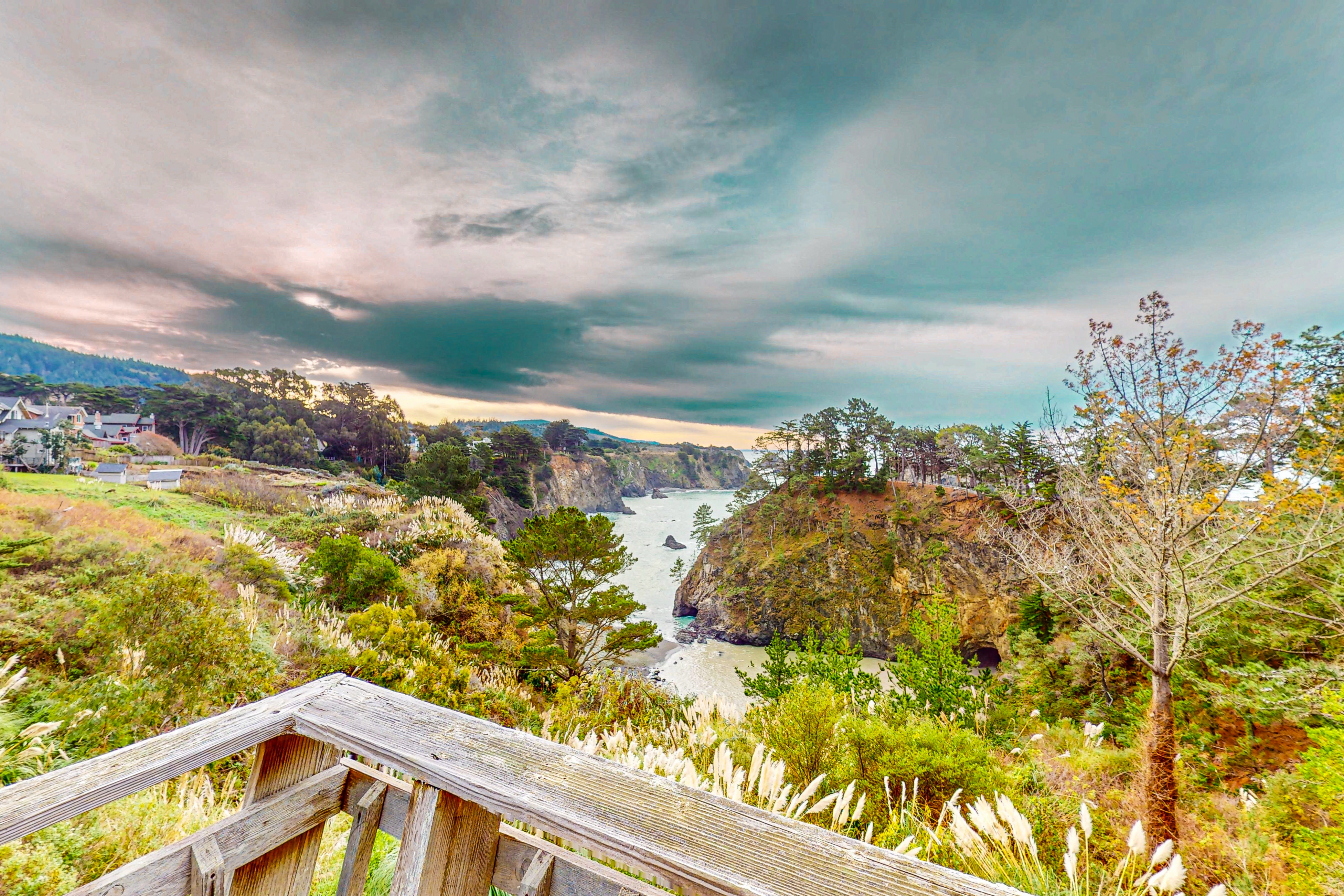 Stunning Elk House Oceanfront, Deck & Views