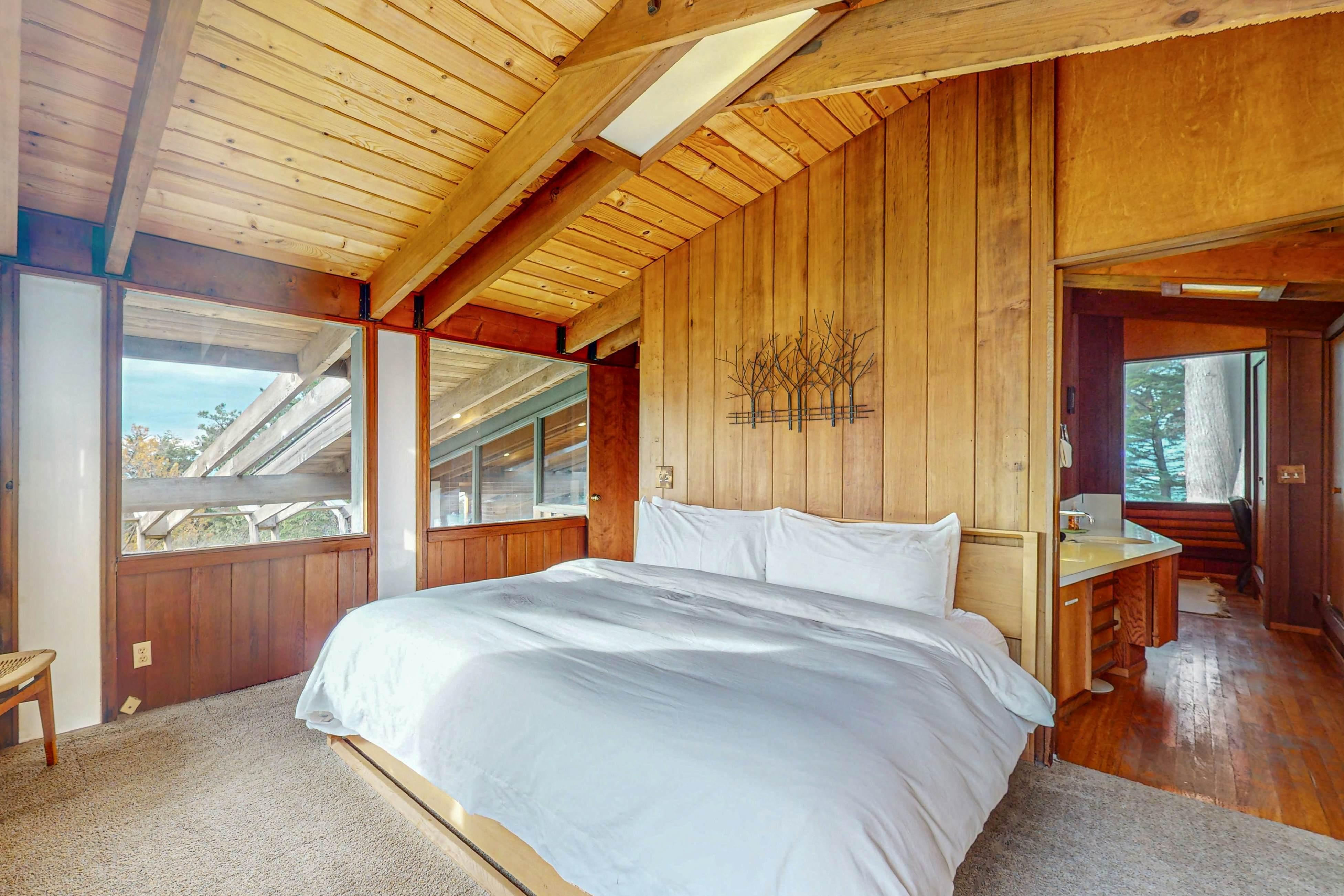 Stunning Elk House: Oceanfront, Deck & Views