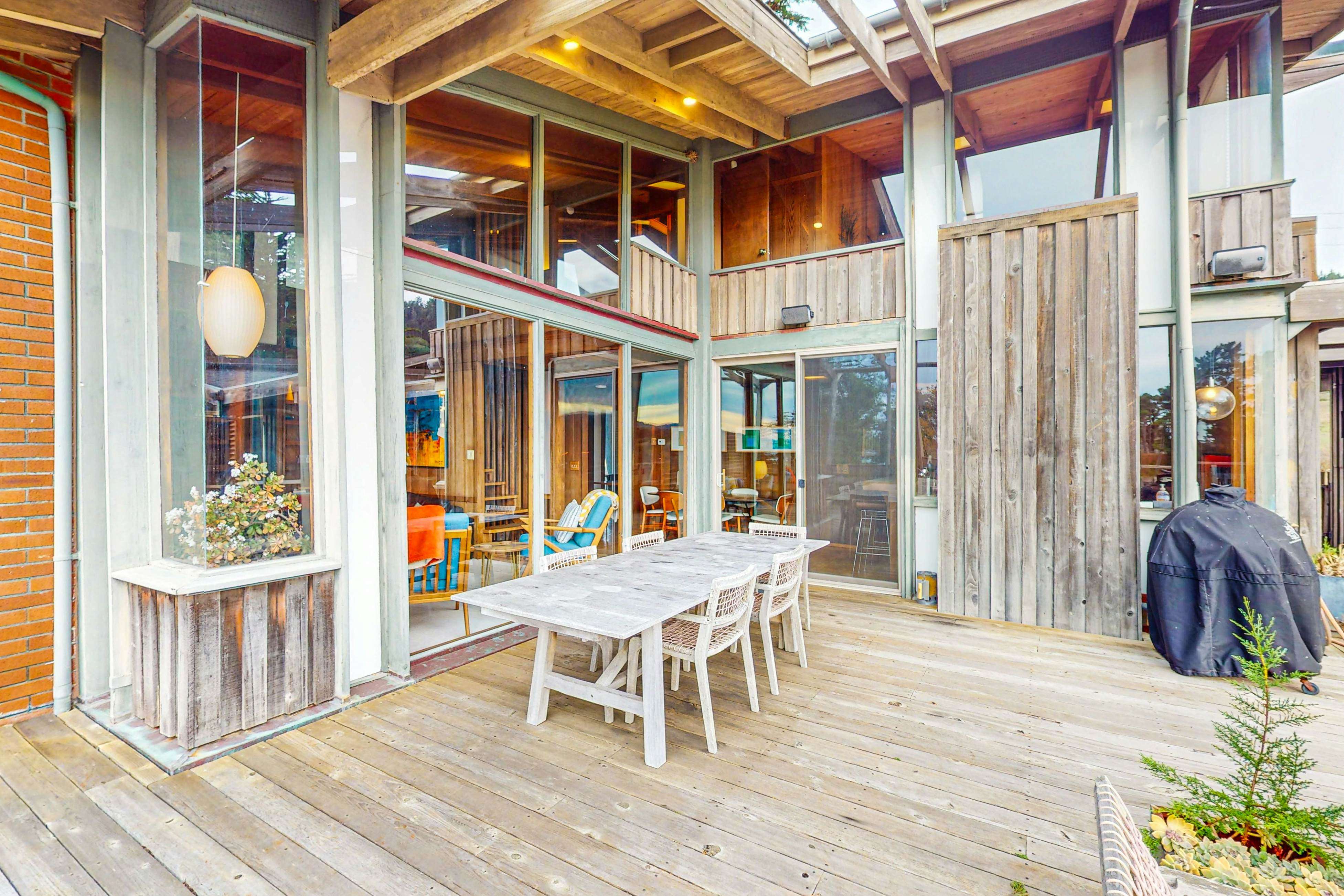 Stunning Elk House: Oceanfront, Deck & Views