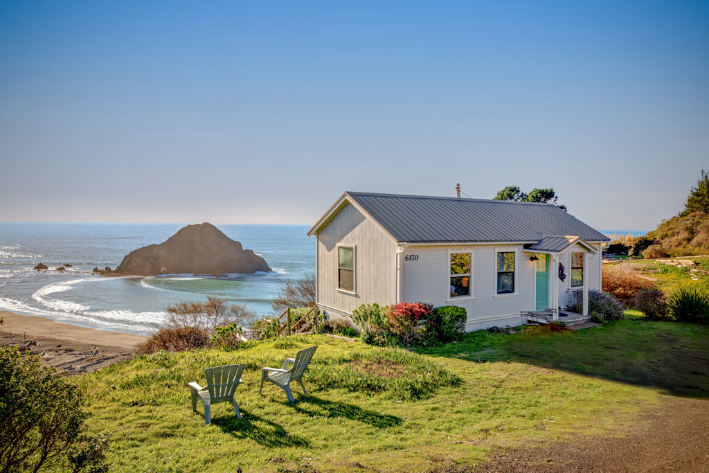 Oceanfront Elk Home Steps to Beach & Pet-Friendly