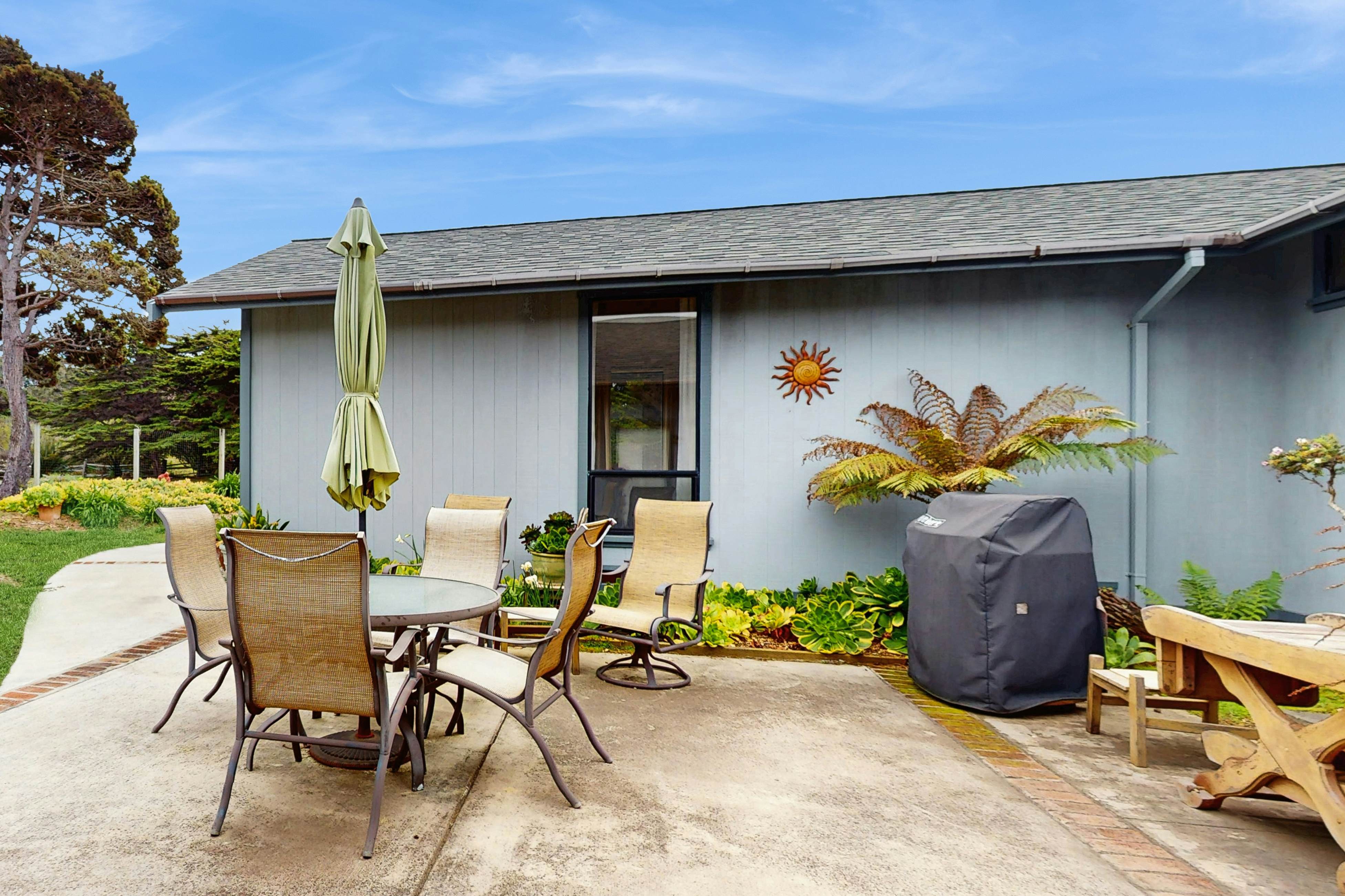 Beachfront Bliss: Ocean Views & Jetted Tub