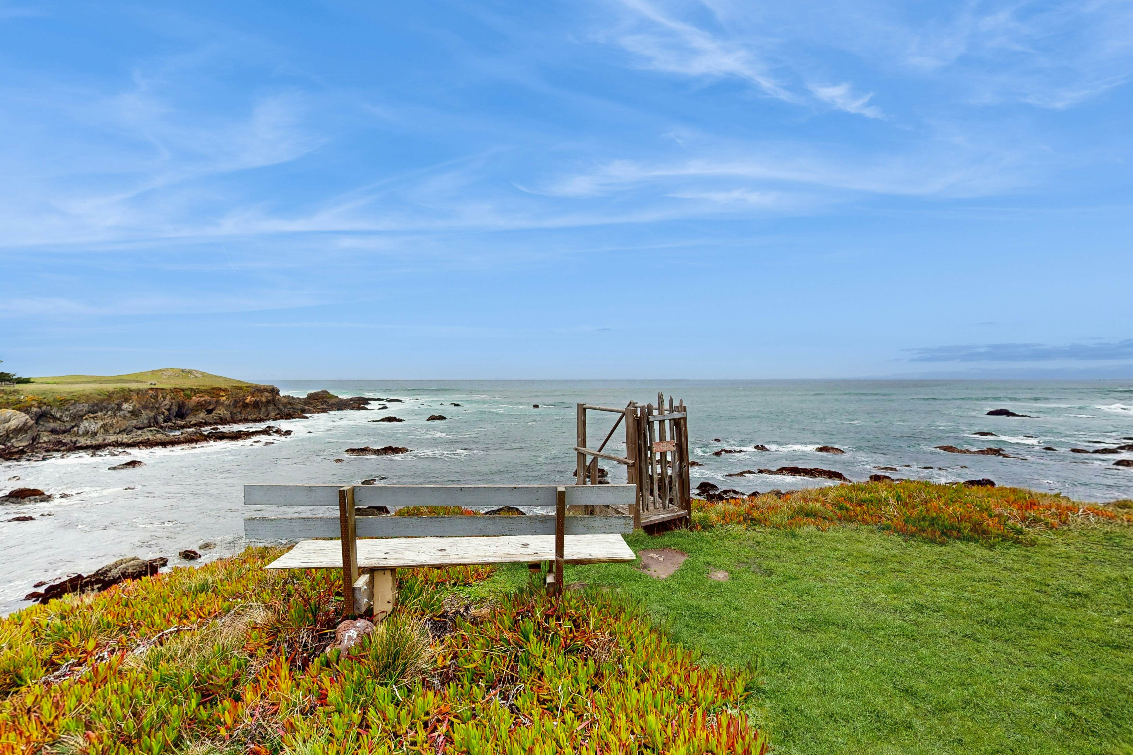 Beachfront Bliss: Ocean Views & Jetted Tub