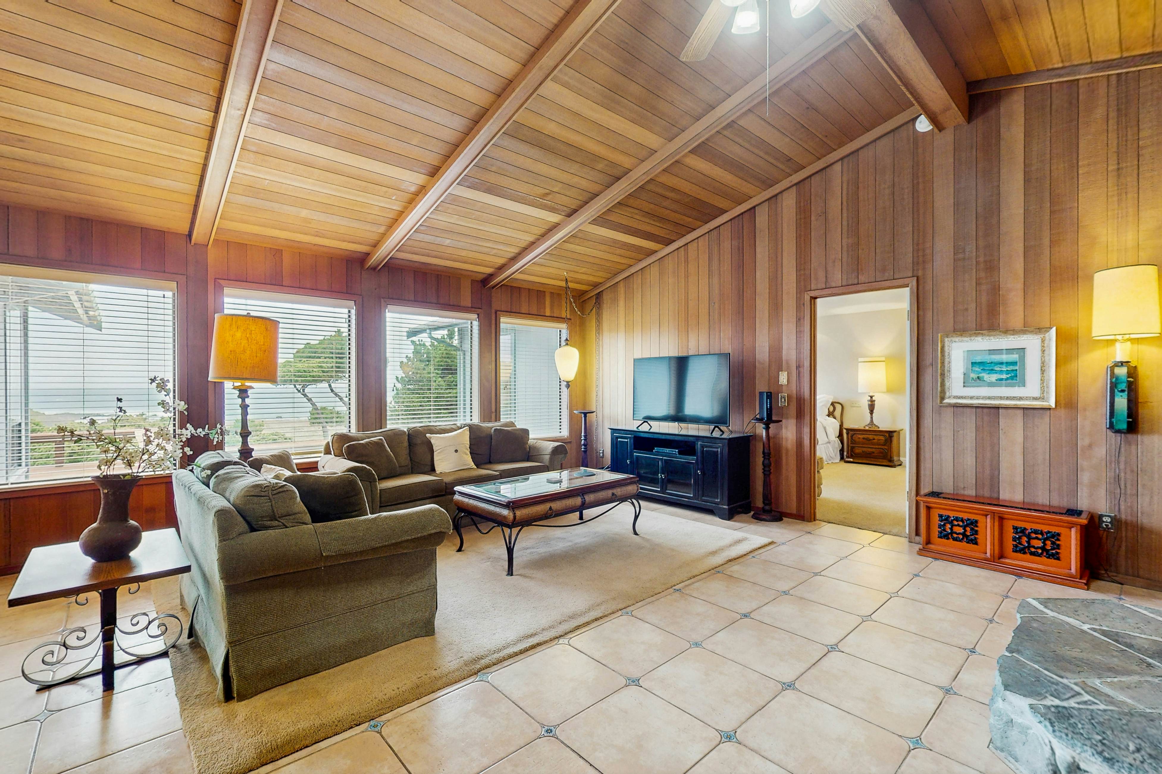 Beachfront Bliss: Ocean Views & Jetted Tub