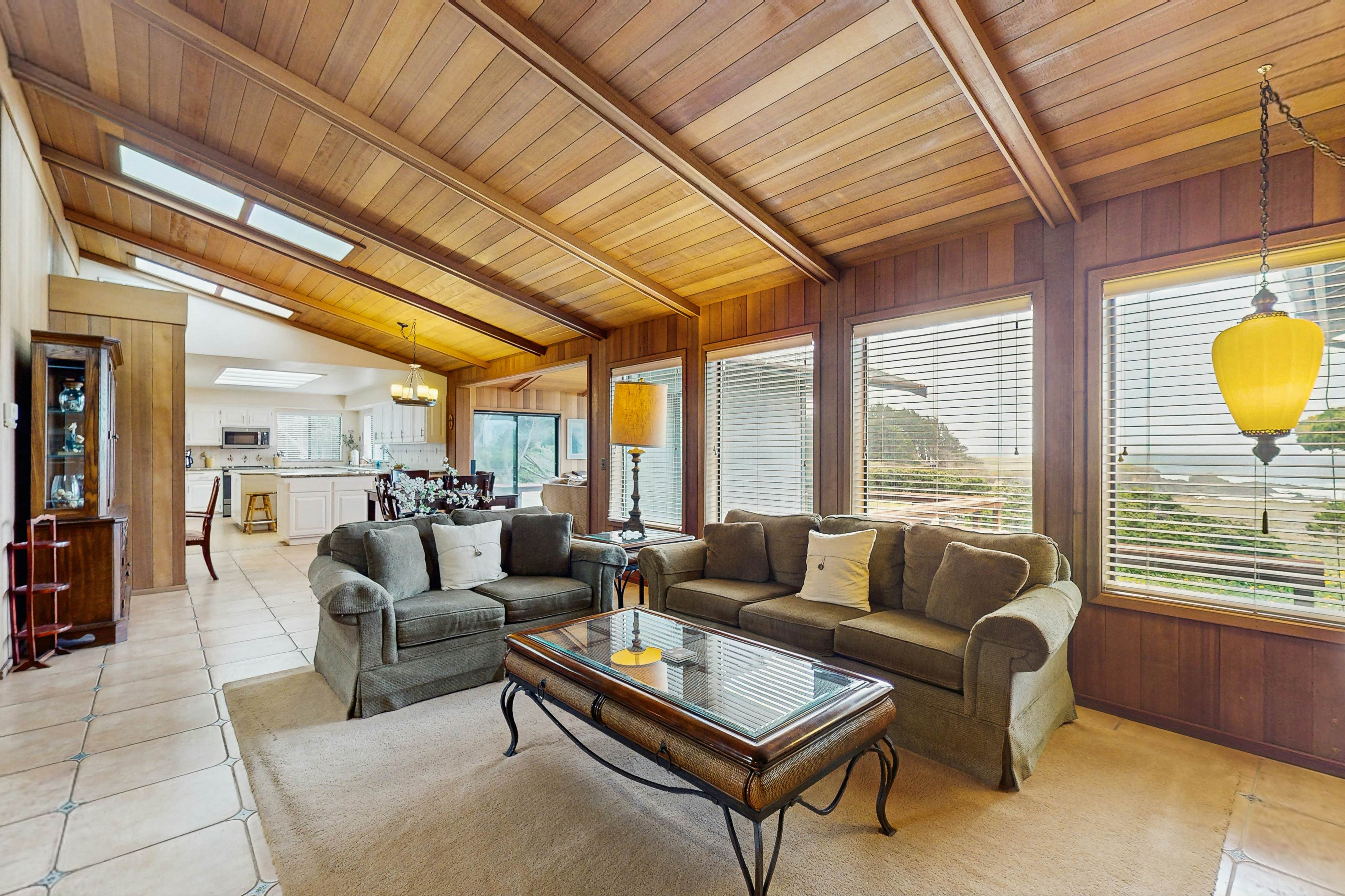 Beachfront Bliss: Ocean Views & Jetted Tub