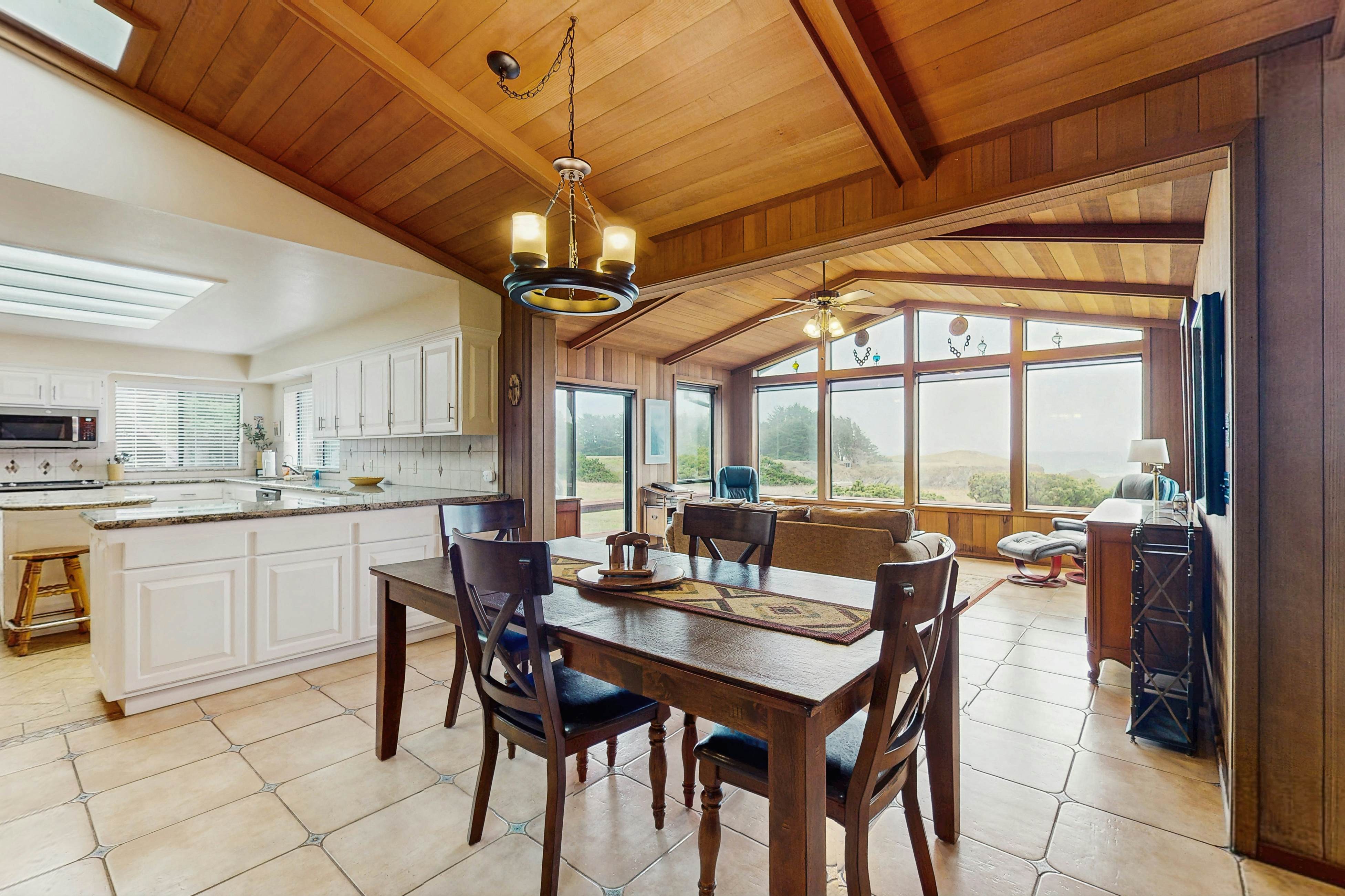 Beachfront Bliss: Ocean Views & Jetted Tub