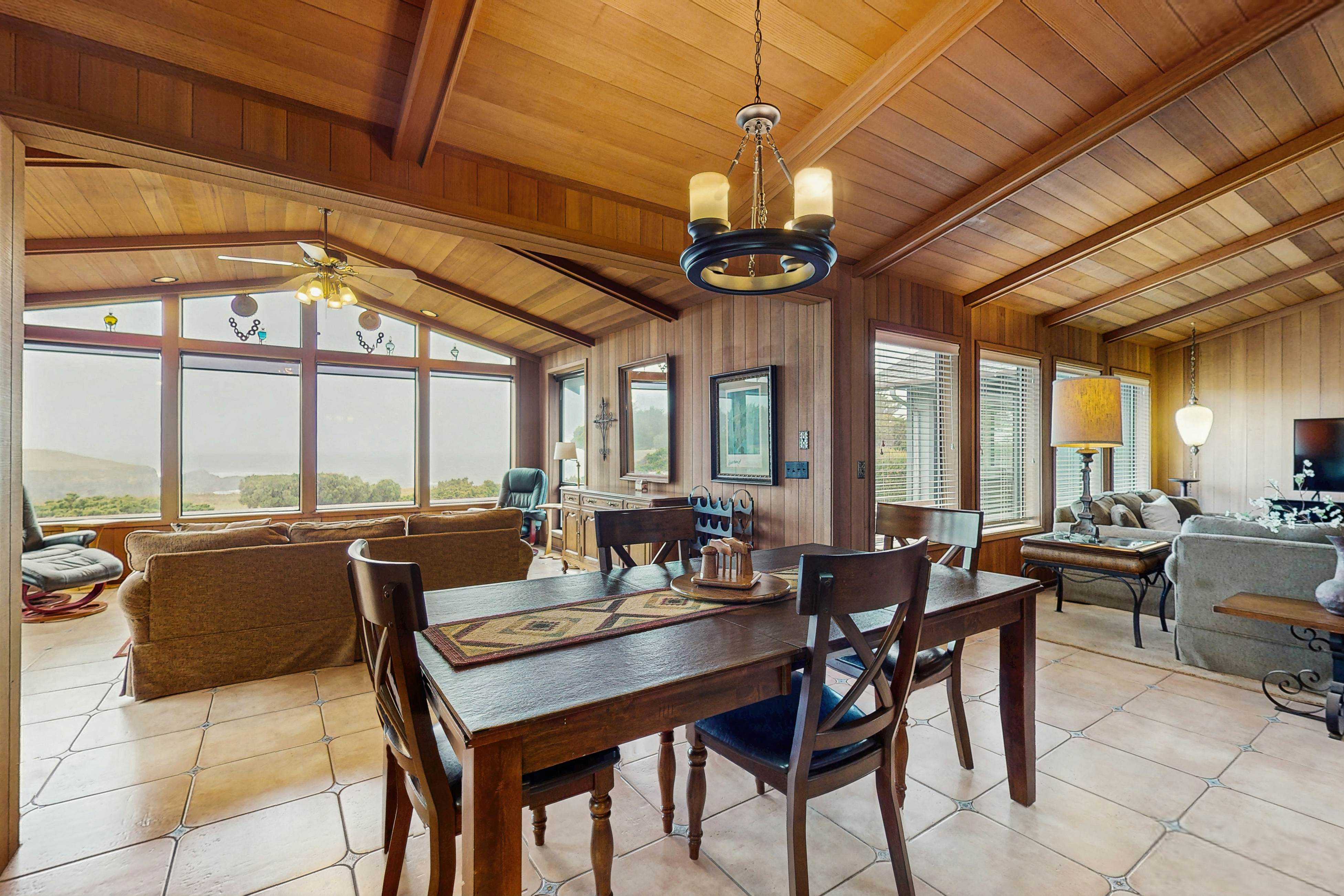 Beachfront Bliss: Ocean Views & Jetted Tub