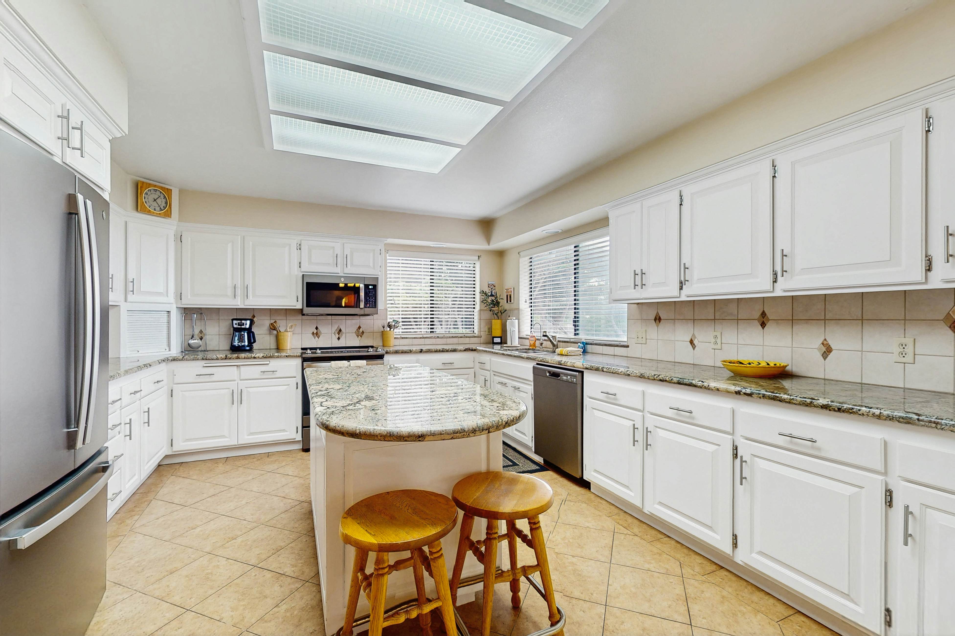 Beachfront Bliss: Ocean Views & Jetted Tub