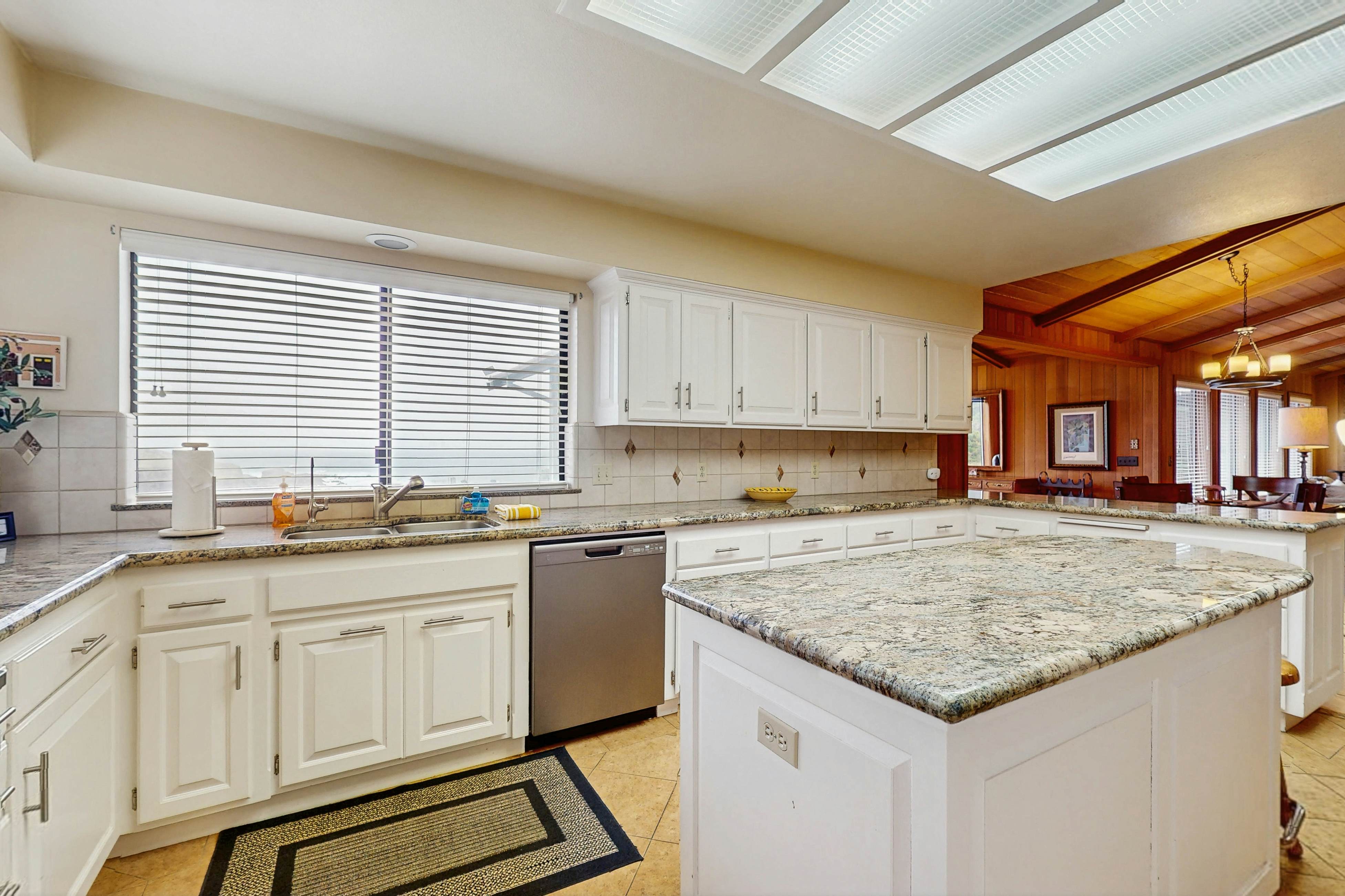 Beachfront Bliss: Ocean Views & Jetted Tub