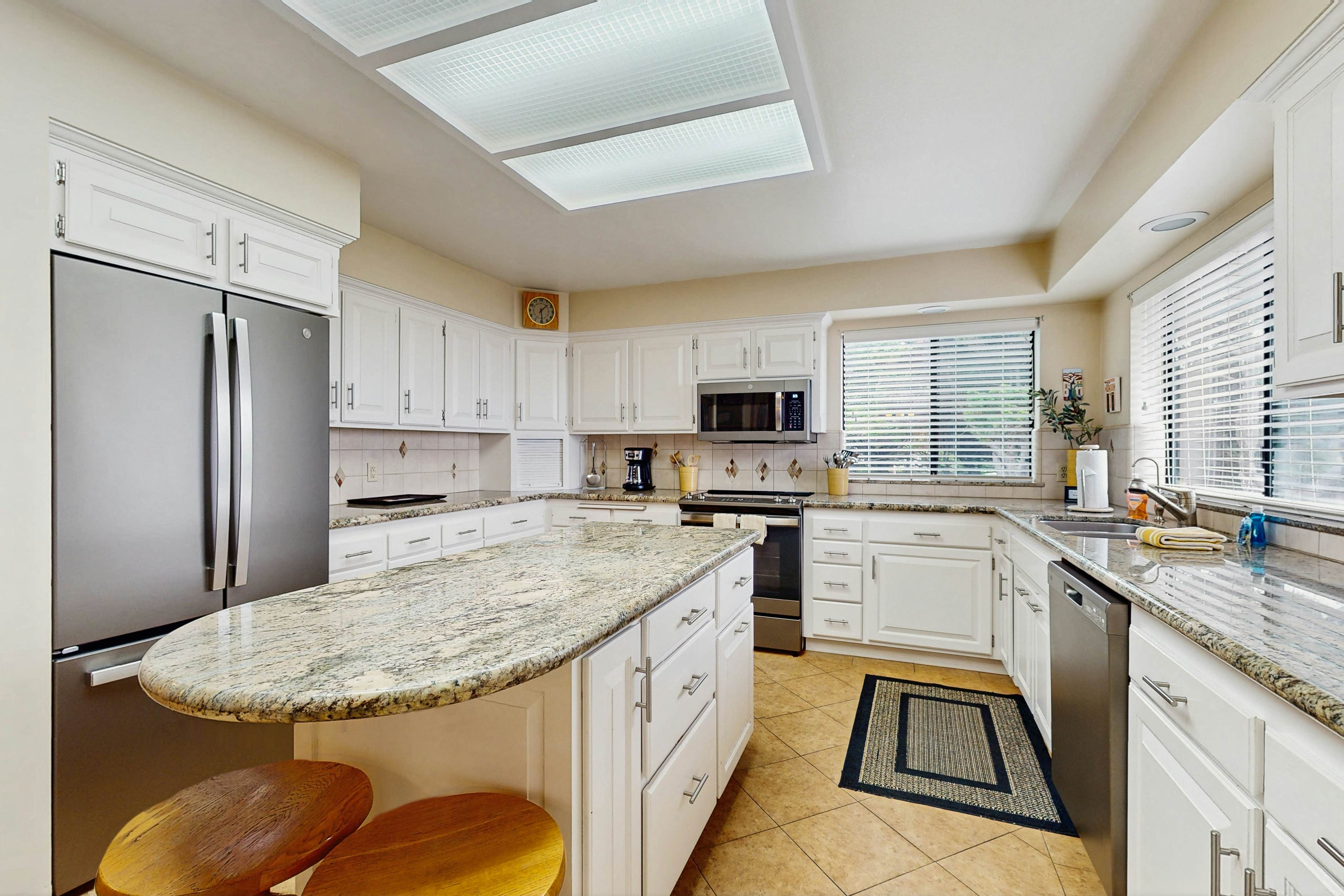 Beachfront Bliss: Ocean Views & Jetted Tub