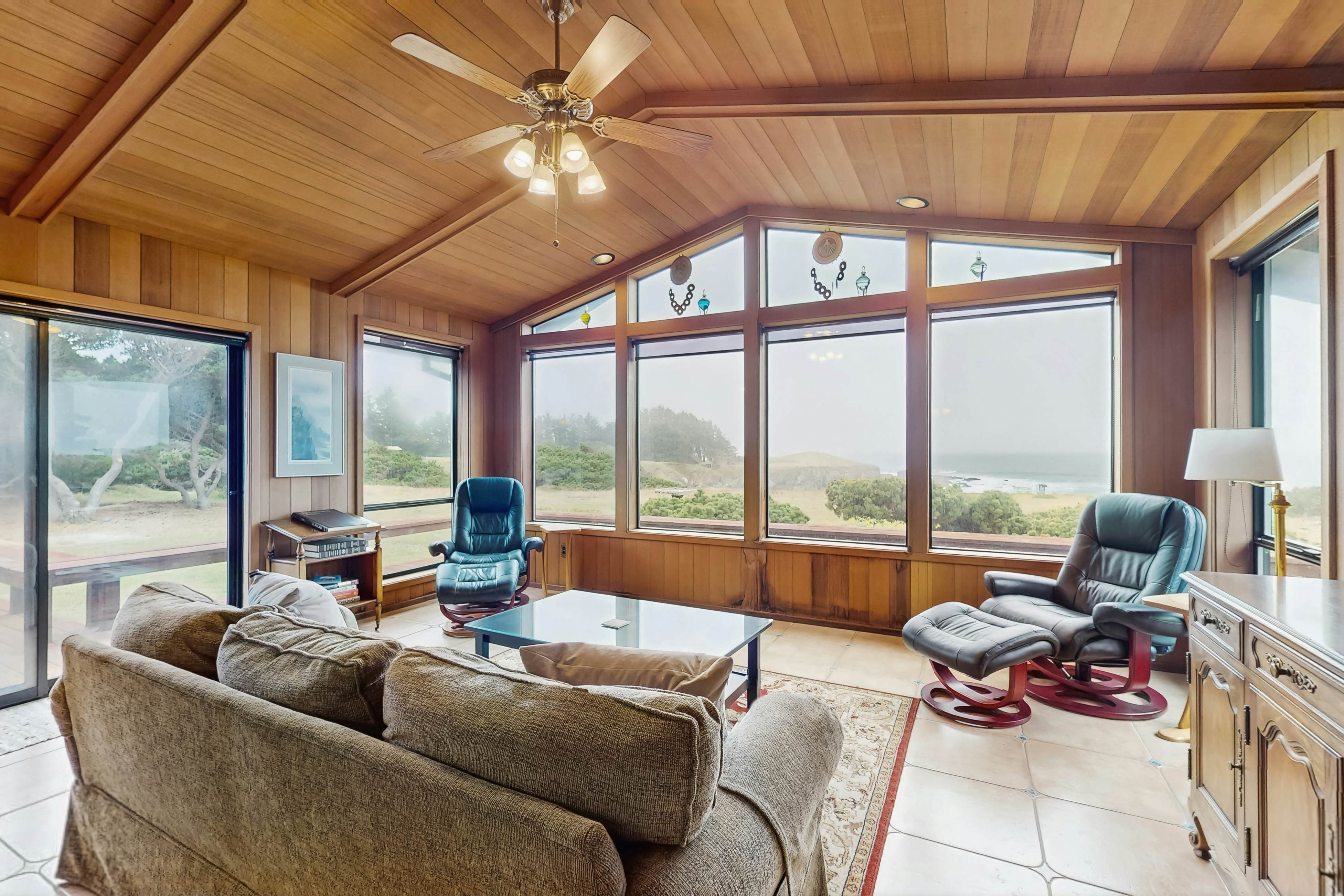 Beachfront Bliss: Ocean Views & Jetted Tub
