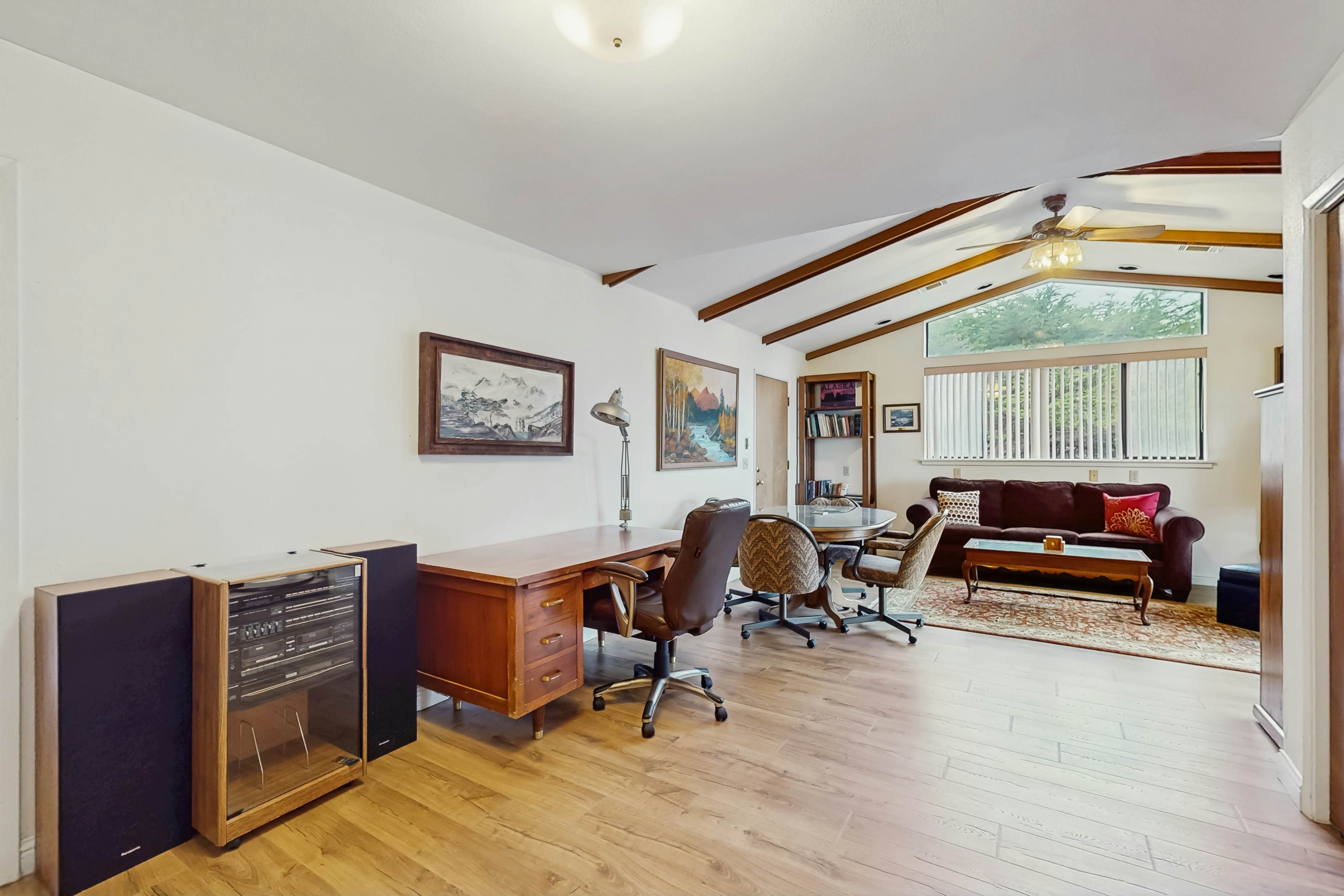 Beachfront Bliss: Ocean Views & Jetted Tub