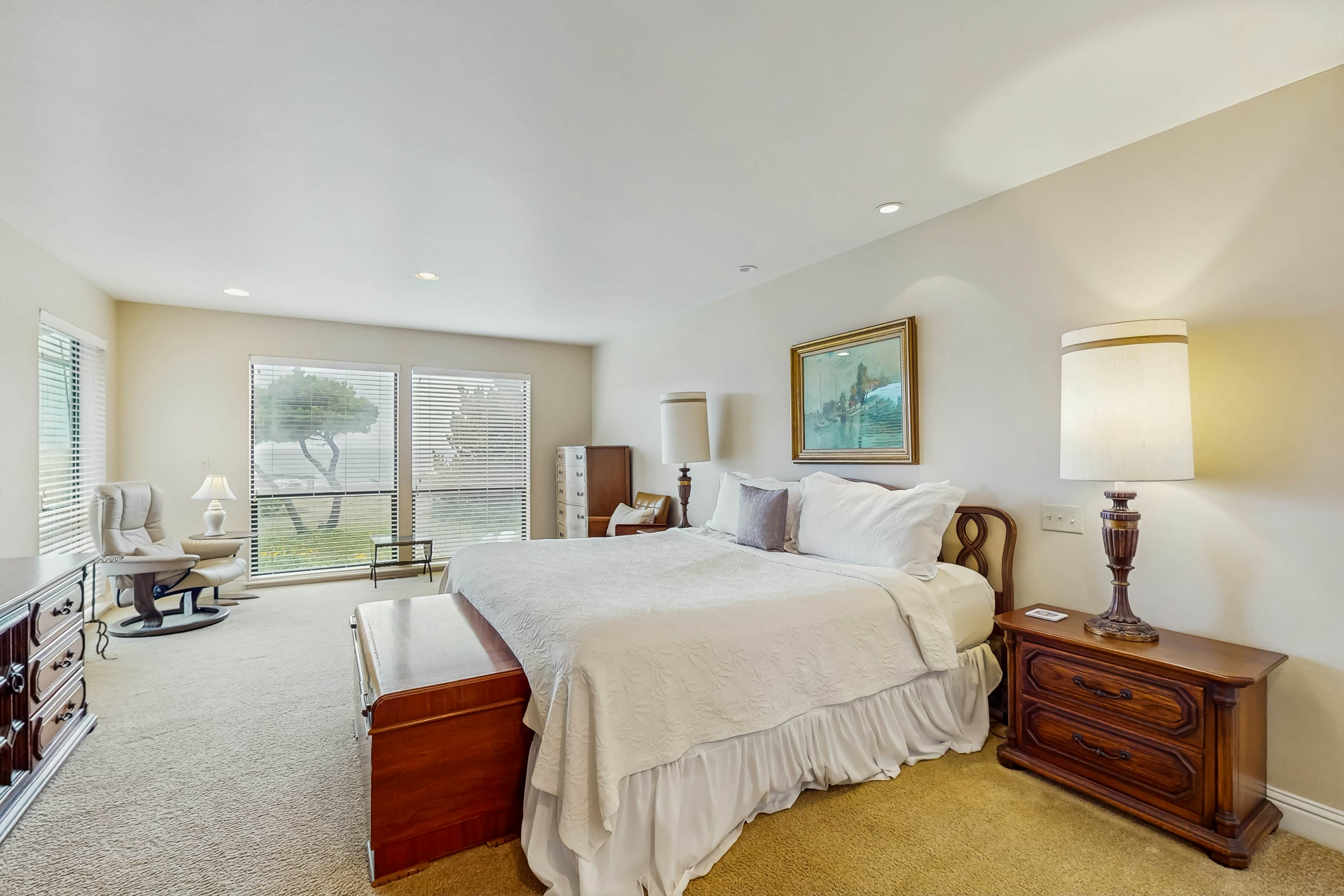 Beachfront Bliss: Ocean Views & Jetted Tub