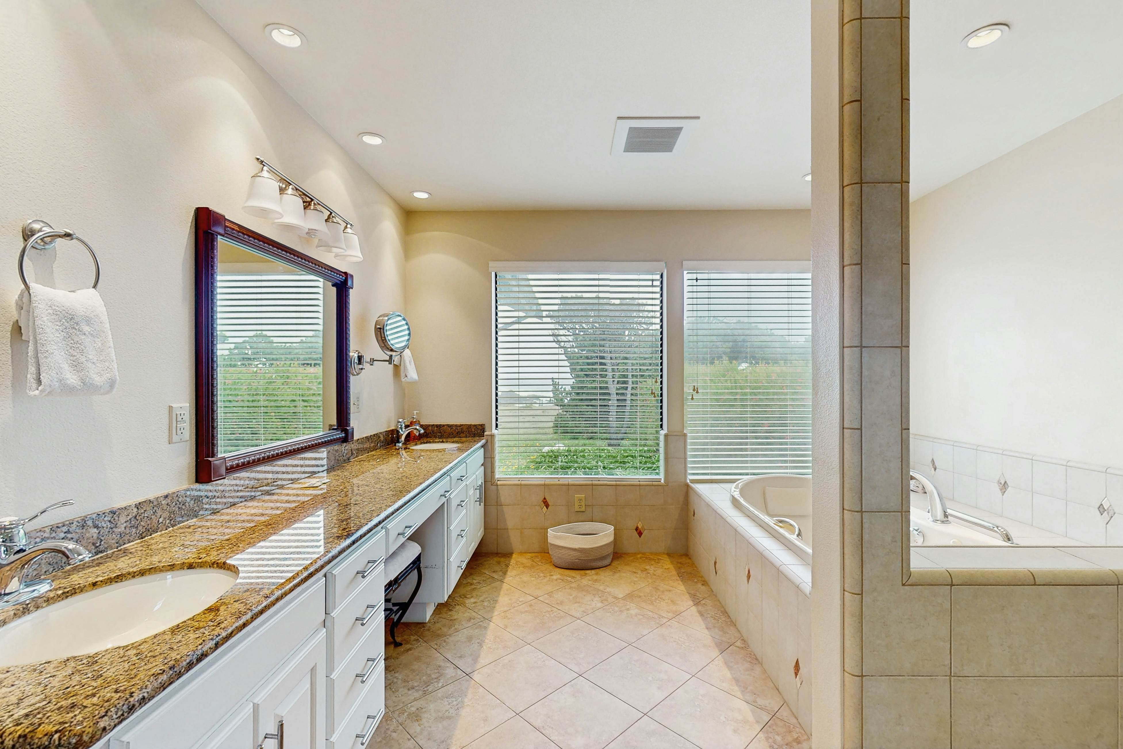 Beachfront Bliss: Ocean Views & Jetted Tub
