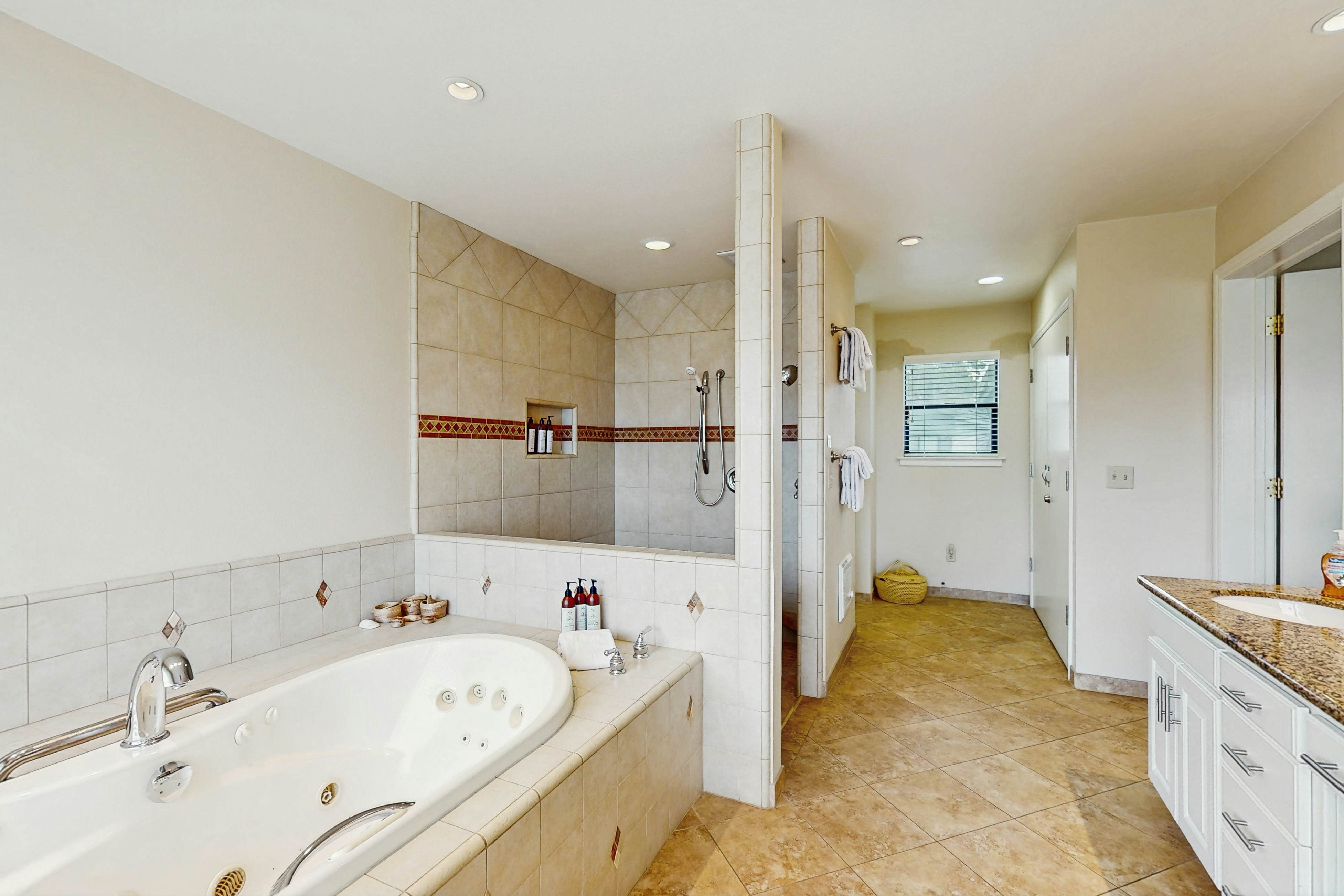 Beachfront Bliss: Ocean Views & Jetted Tub
