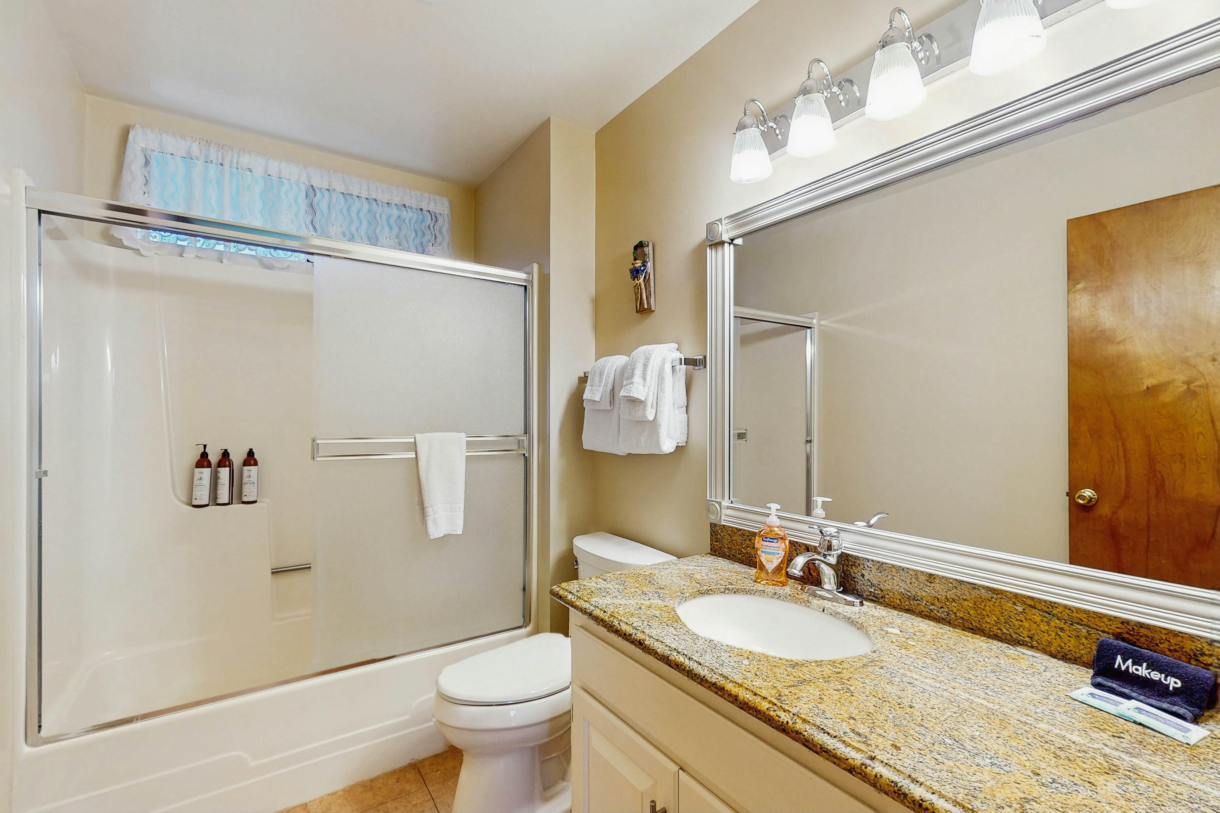 Beachfront Bliss: Ocean Views & Jetted Tub