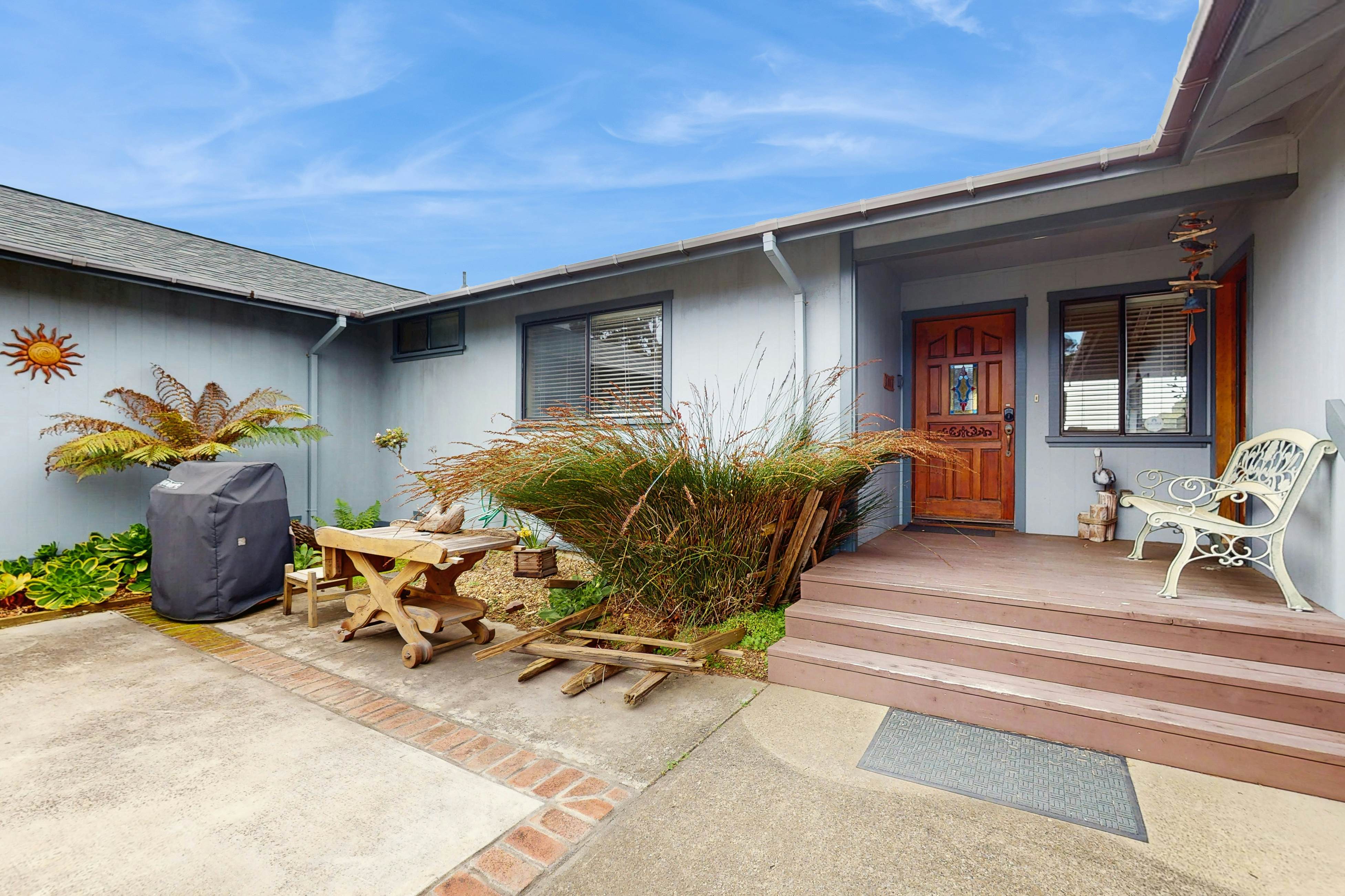 Beachfront Bliss: Ocean Views & Jetted Tub