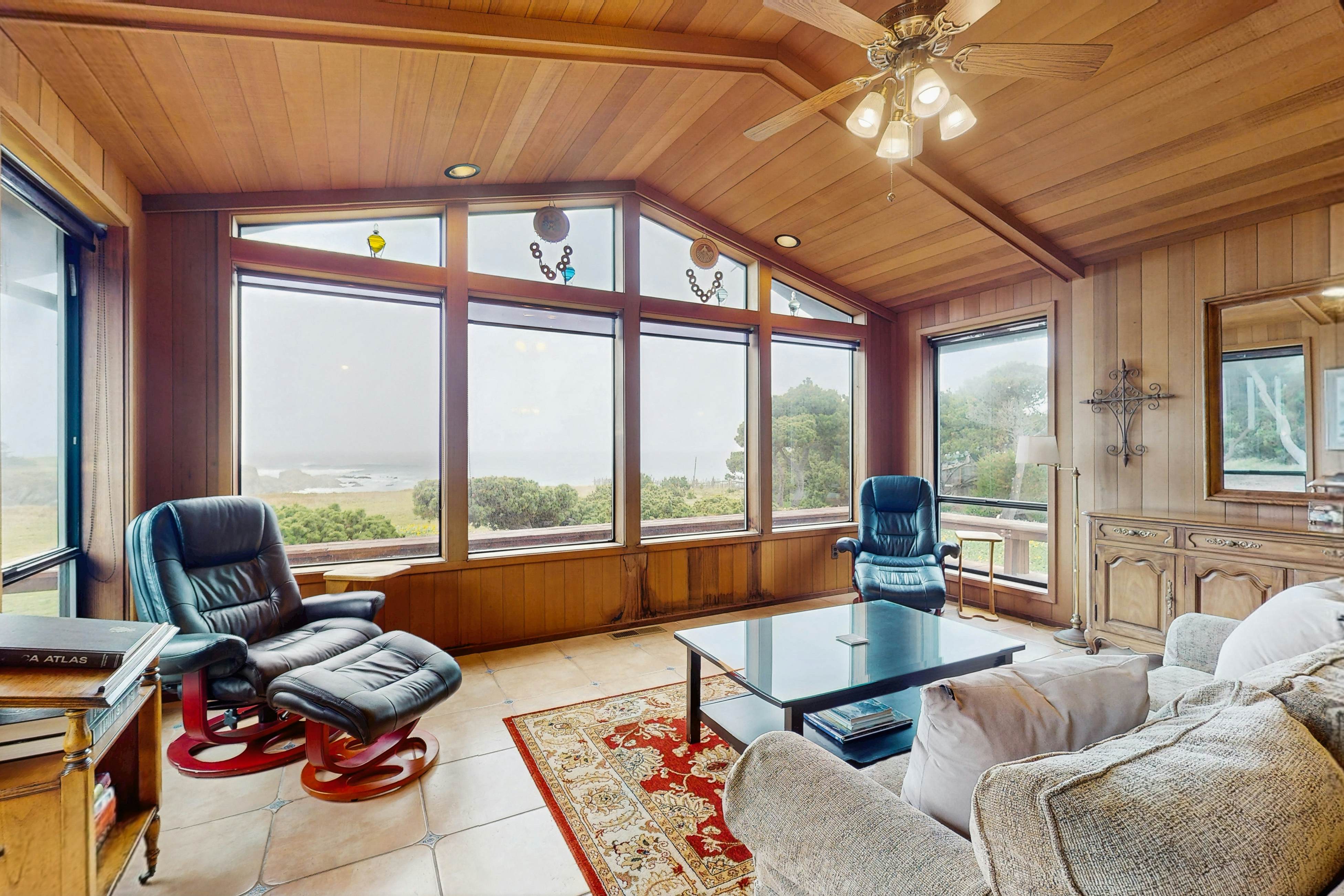 Beachfront Bliss: Ocean Views & Jetted Tub