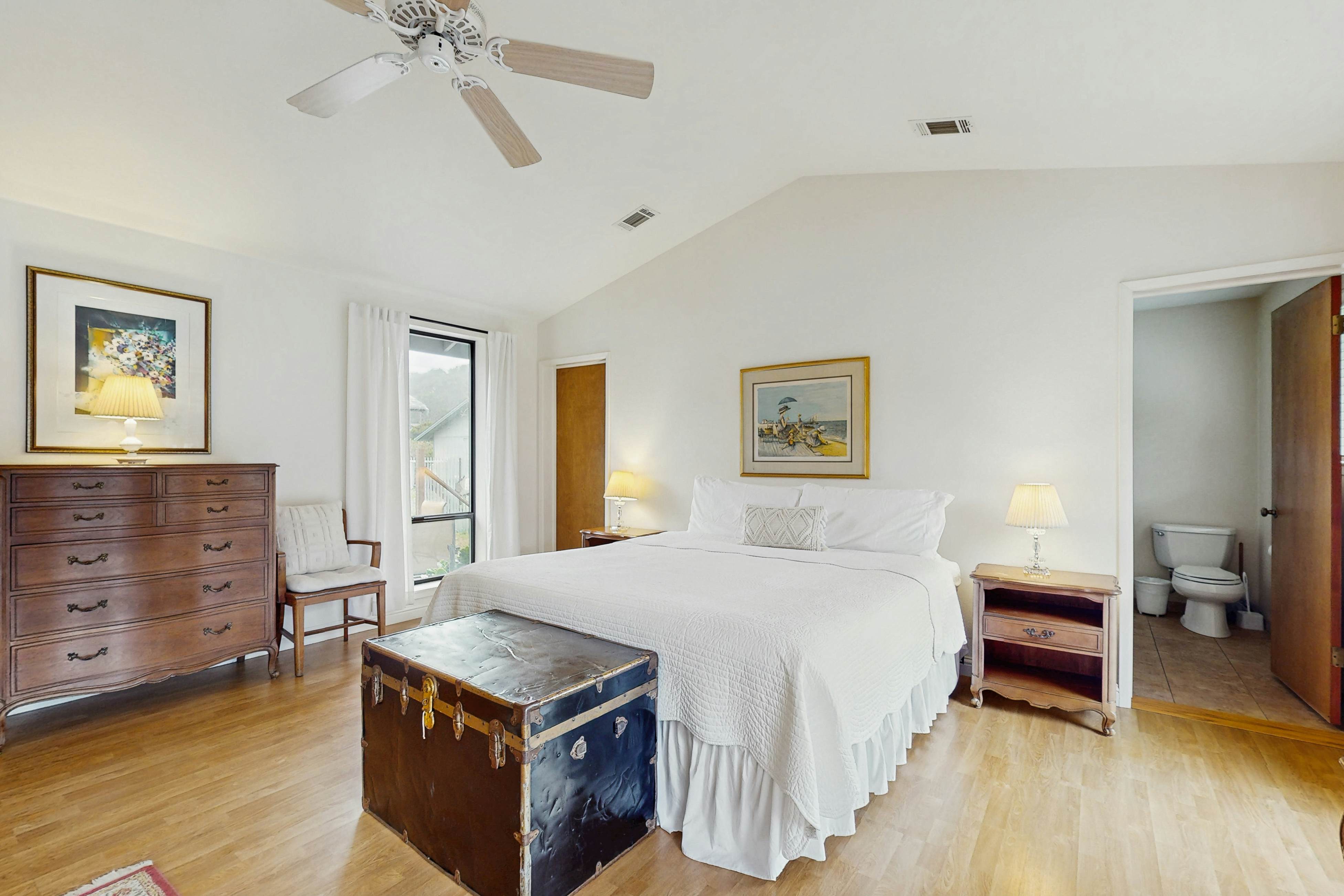 Beachfront Bliss: Ocean Views & Jetted Tub