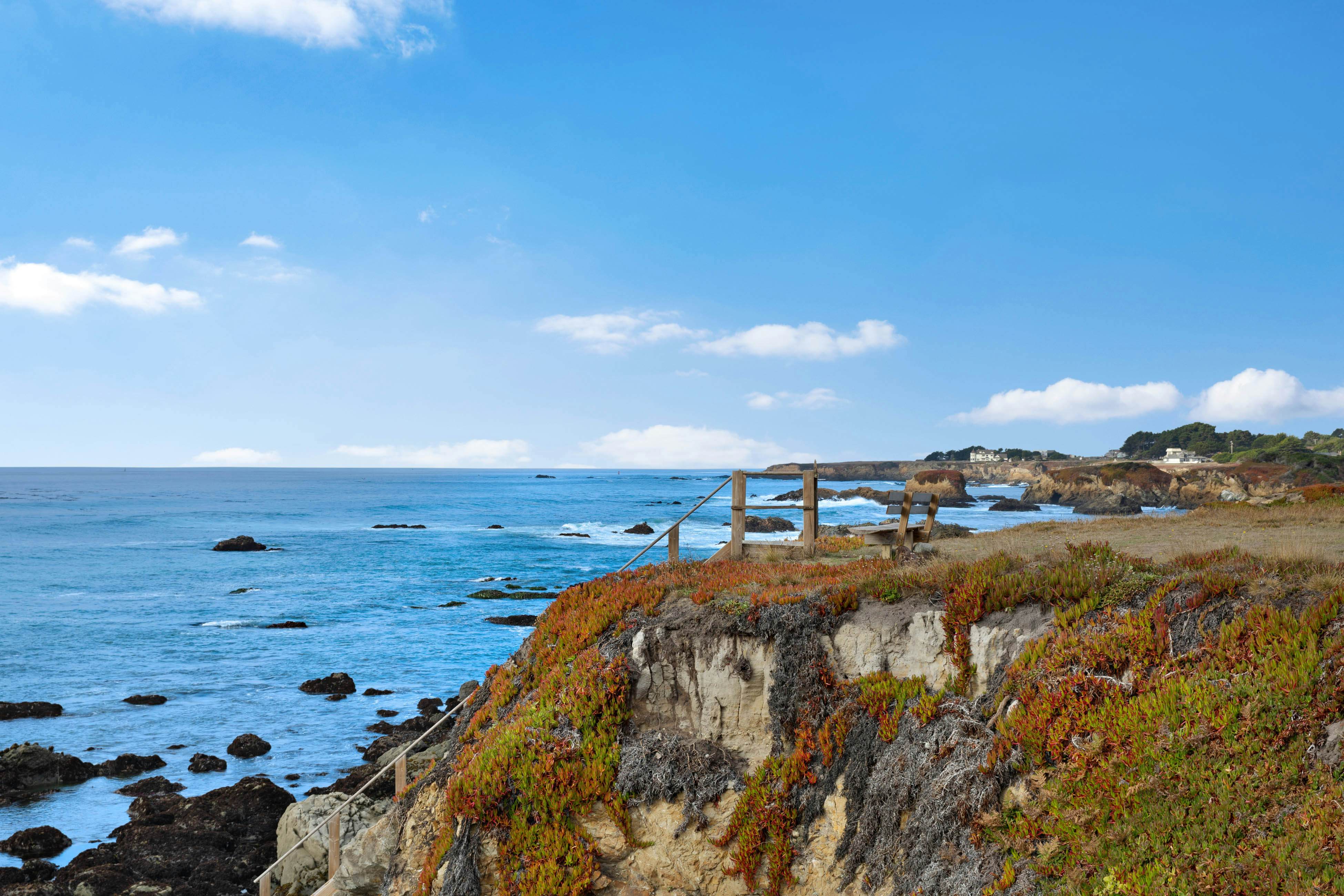 Beachfront Bliss: Ocean Views & Jetted Tub