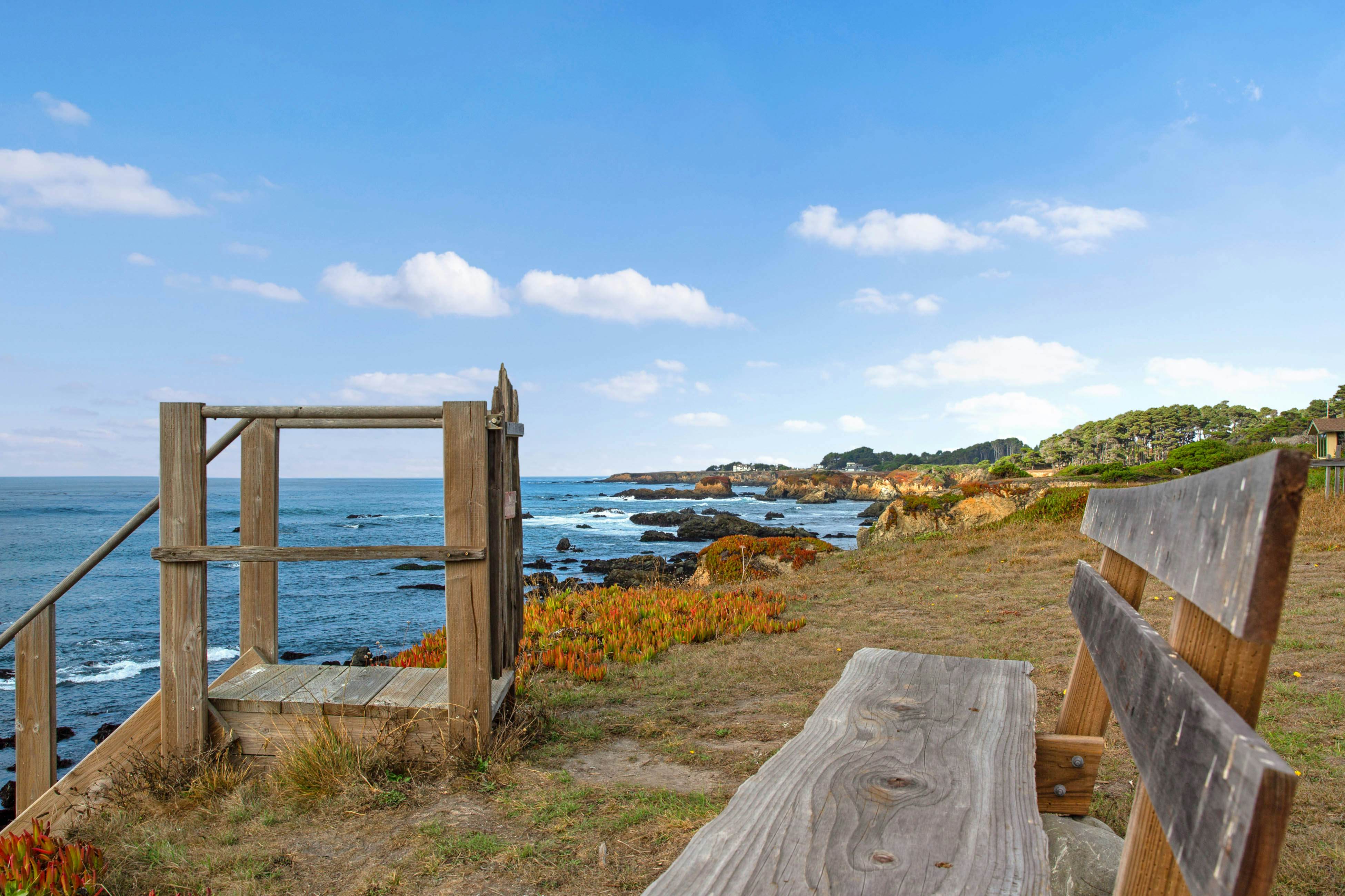 Beachfront Bliss: Ocean Views & Jetted Tub
