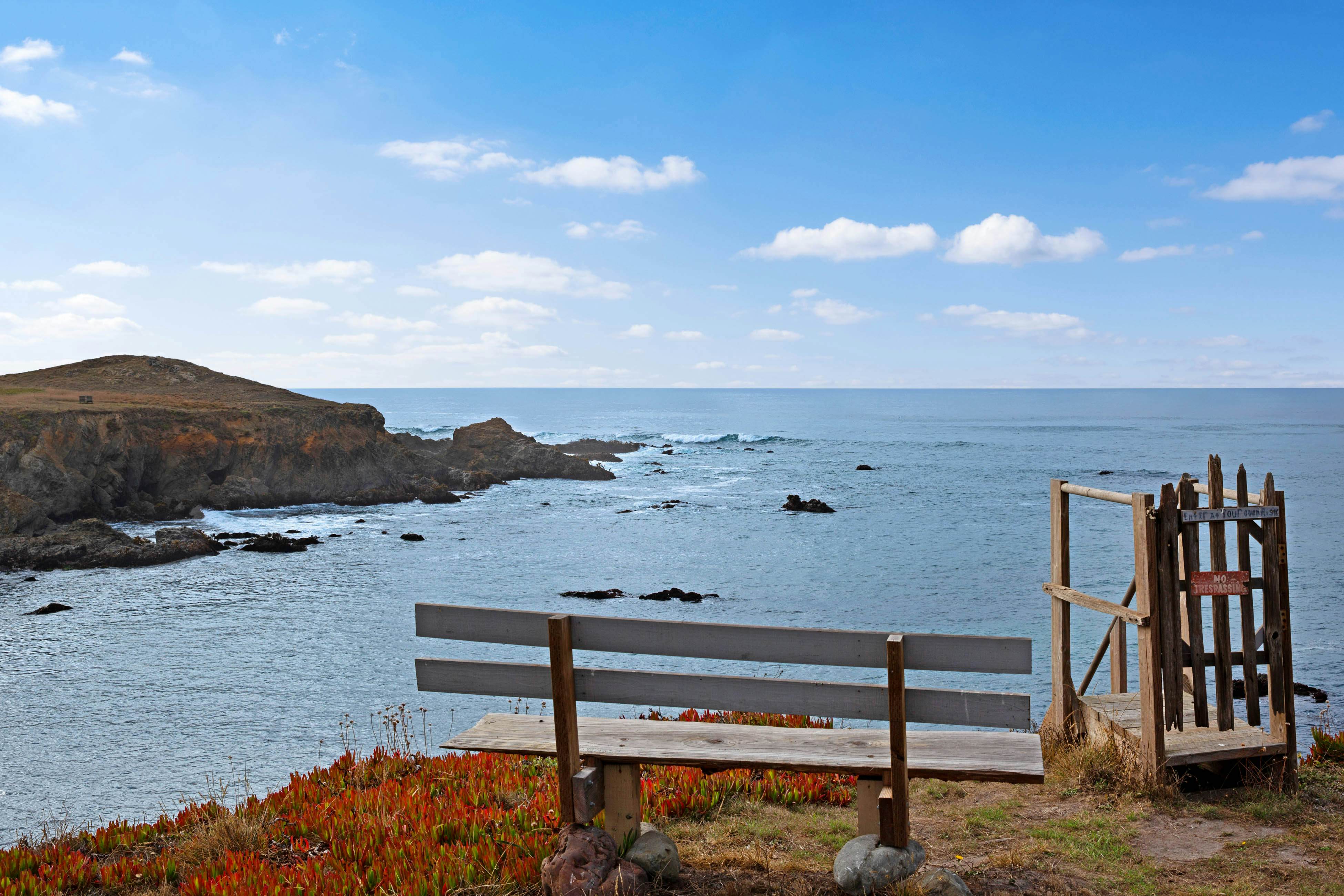 Beachfront Bliss: Ocean Views & Jetted Tub