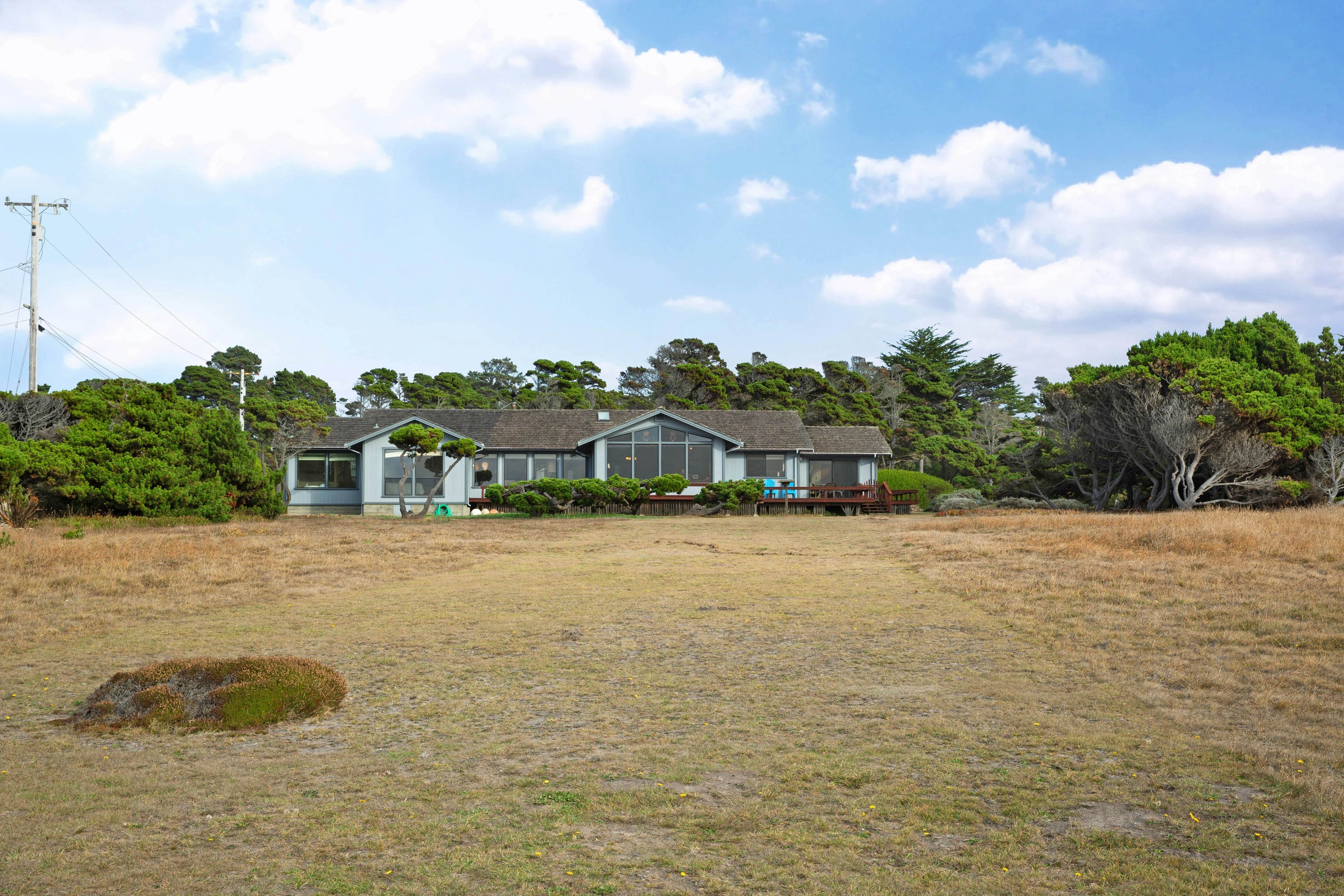 Beachfront Bliss: Ocean Views & Jetted Tub