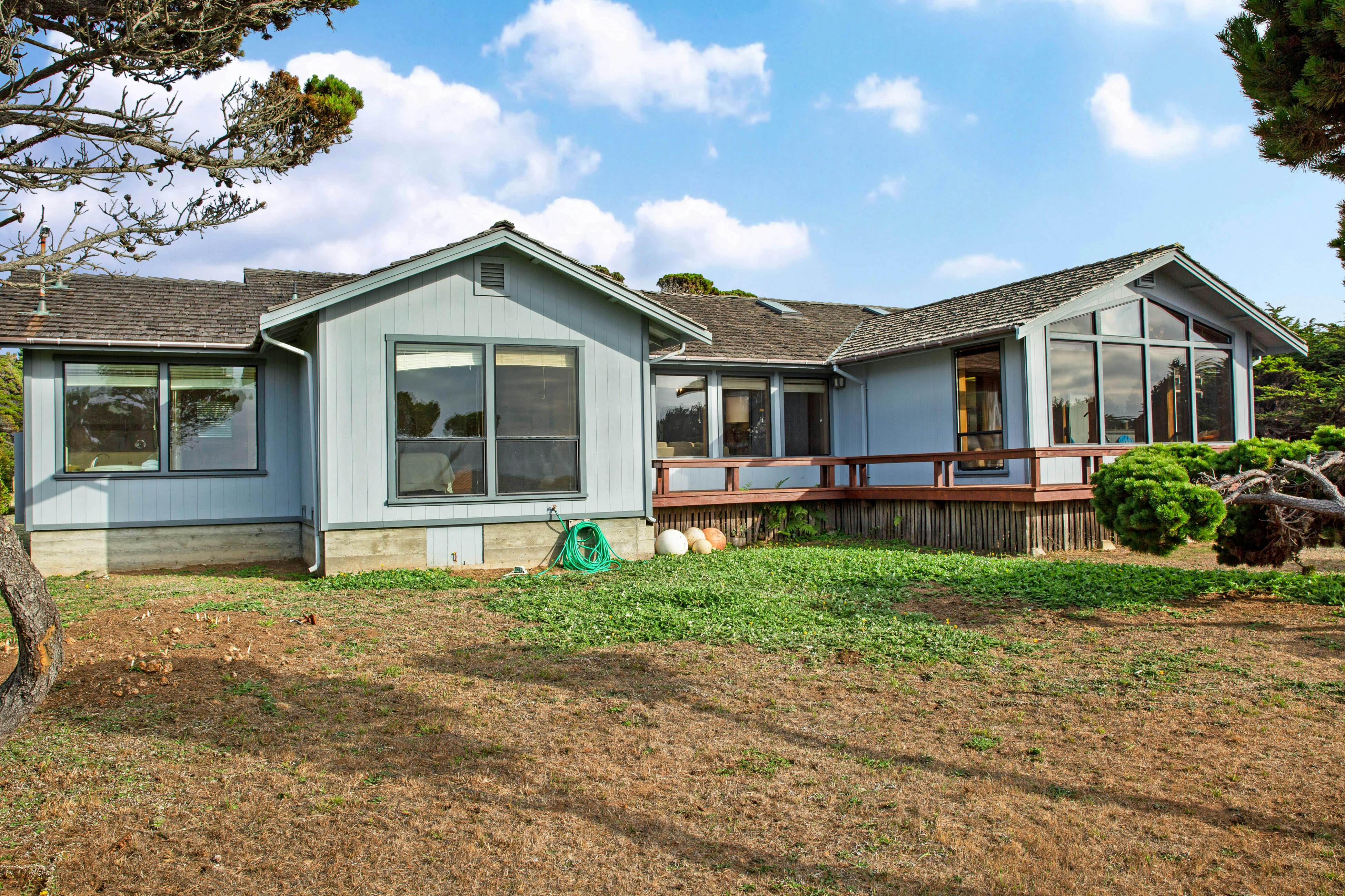 Beachfront Bliss: Ocean Views & Jetted Tub