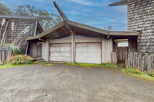 Oceanfront Blufftop Home - Wide Deck & Water Views