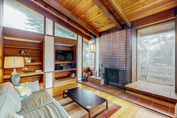 Oceanfront Blufftop Home - Wide Deck & Water Views