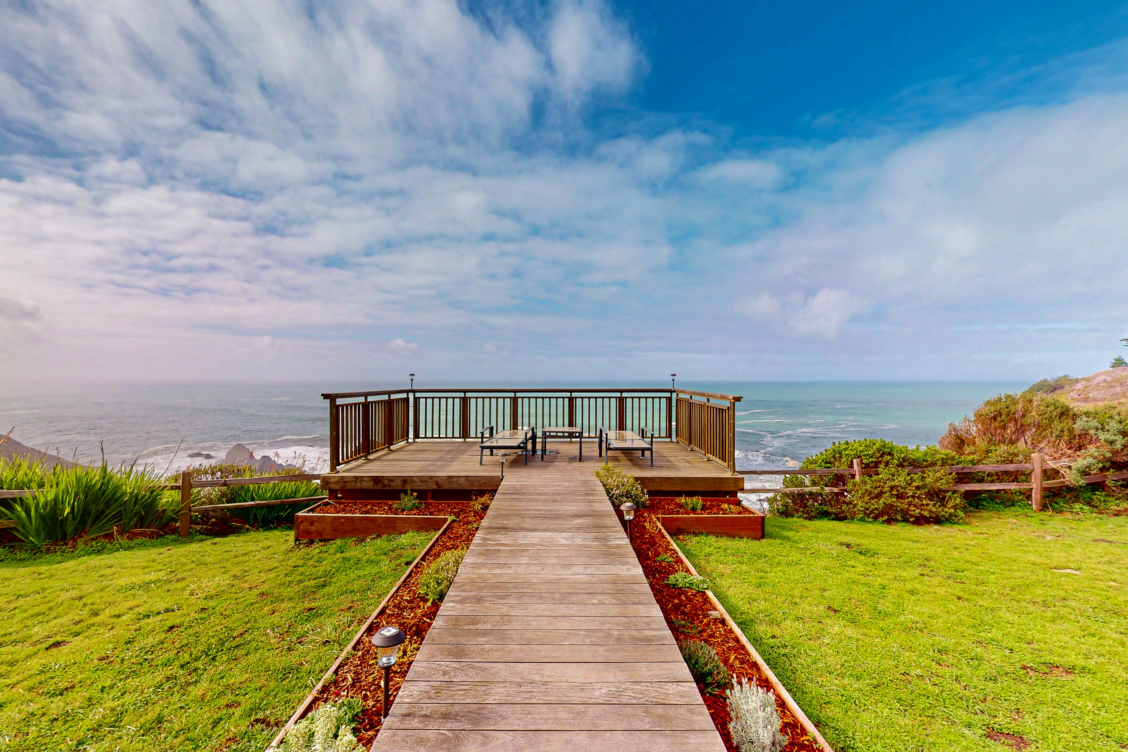 Oceanfront Elk Cottage - Deck, Views & 7 Acres
