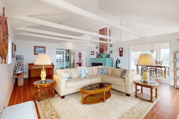 Stunning Pet Friendly Estate in Elk w Views, Deck