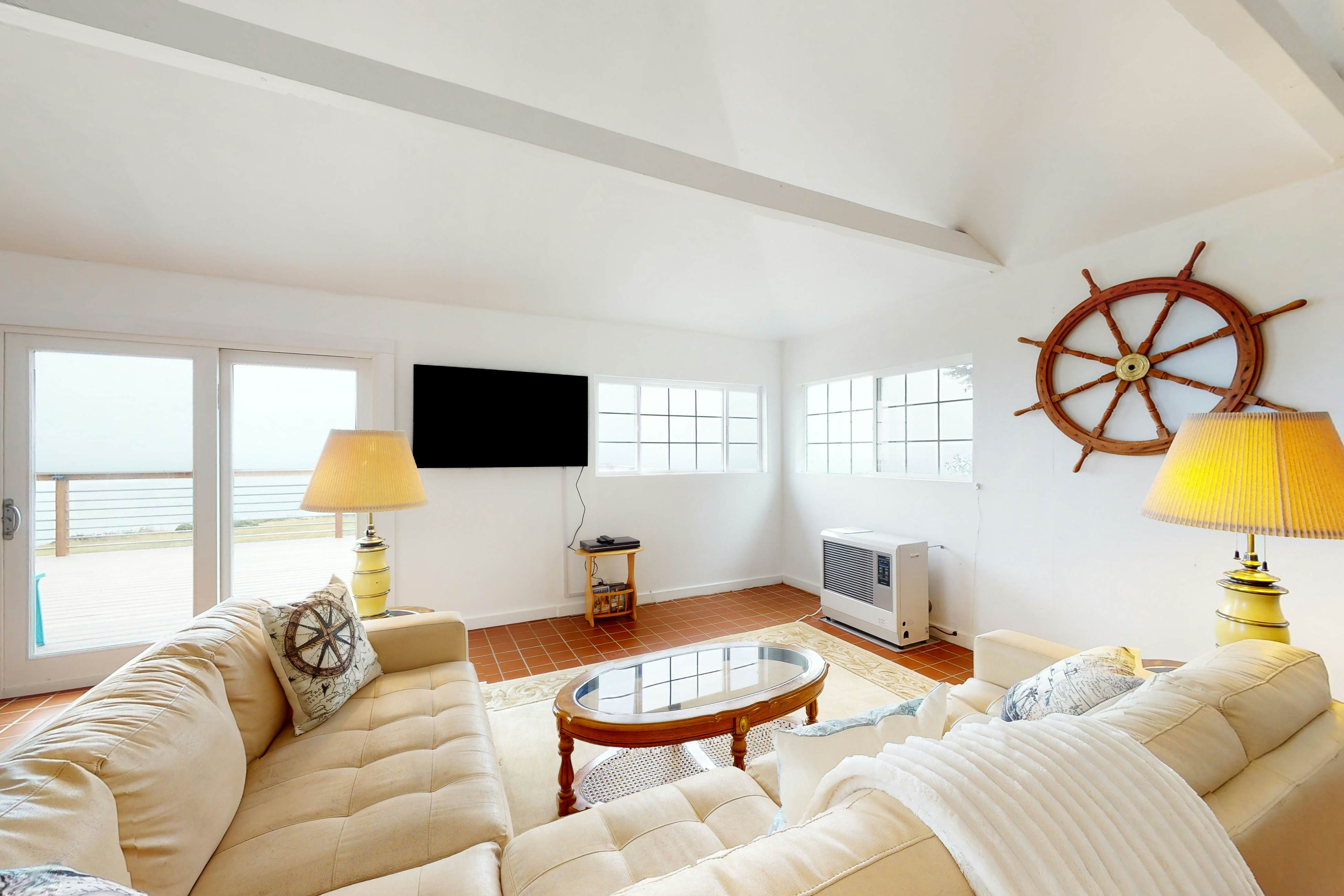 Stunning Pet Friendly Estate in Elk: Views & Deck