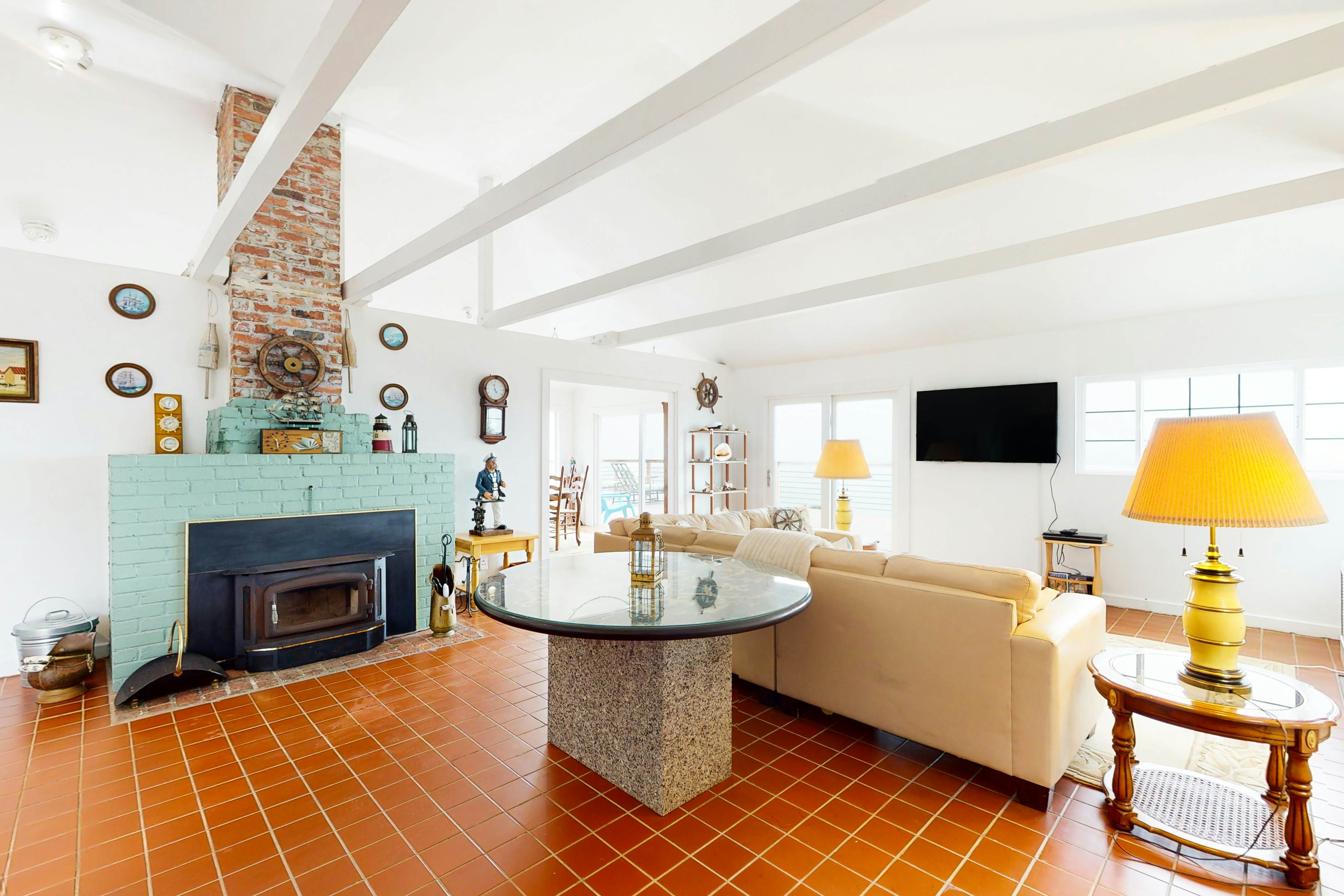 Stunning Pet Friendly Estate in Elk: Views & Deck